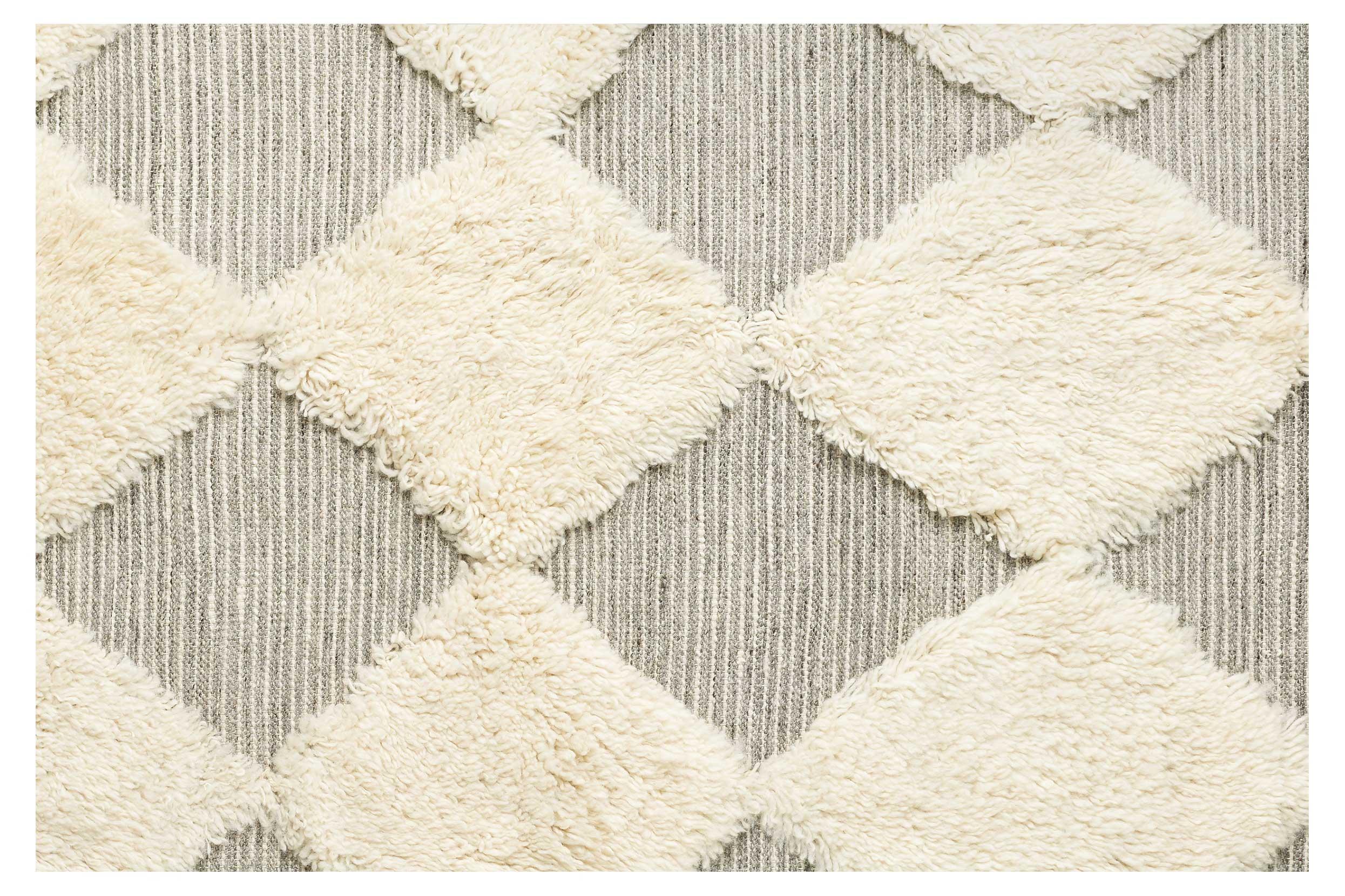 Der Teppich Chess Rya ist handgewebt und besteht aus 100% Wolle. Er hat ein einzigartiges Muster, da einige Teile des Teppichs flach gewebt sind und einige Teile einen zotteligen Flor haben. Erhältlich in Weiß und Grau. 
Material: Handgewebt, 100 %