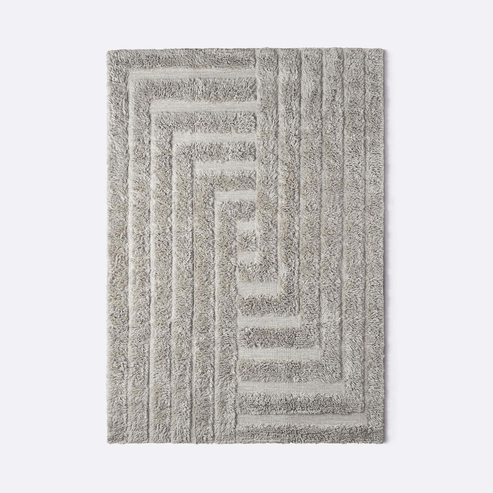Der DD Shaggy Labyrinth Teppich ist handgewebt und besteht aus 100% Wolle. Er hat ein einzigartiges Muster, da einige Teile des Teppichs flach gewebt sind und einige Teile einen zotteligen Flor haben und einen einzigartigen Look mit seinem Hoch- und