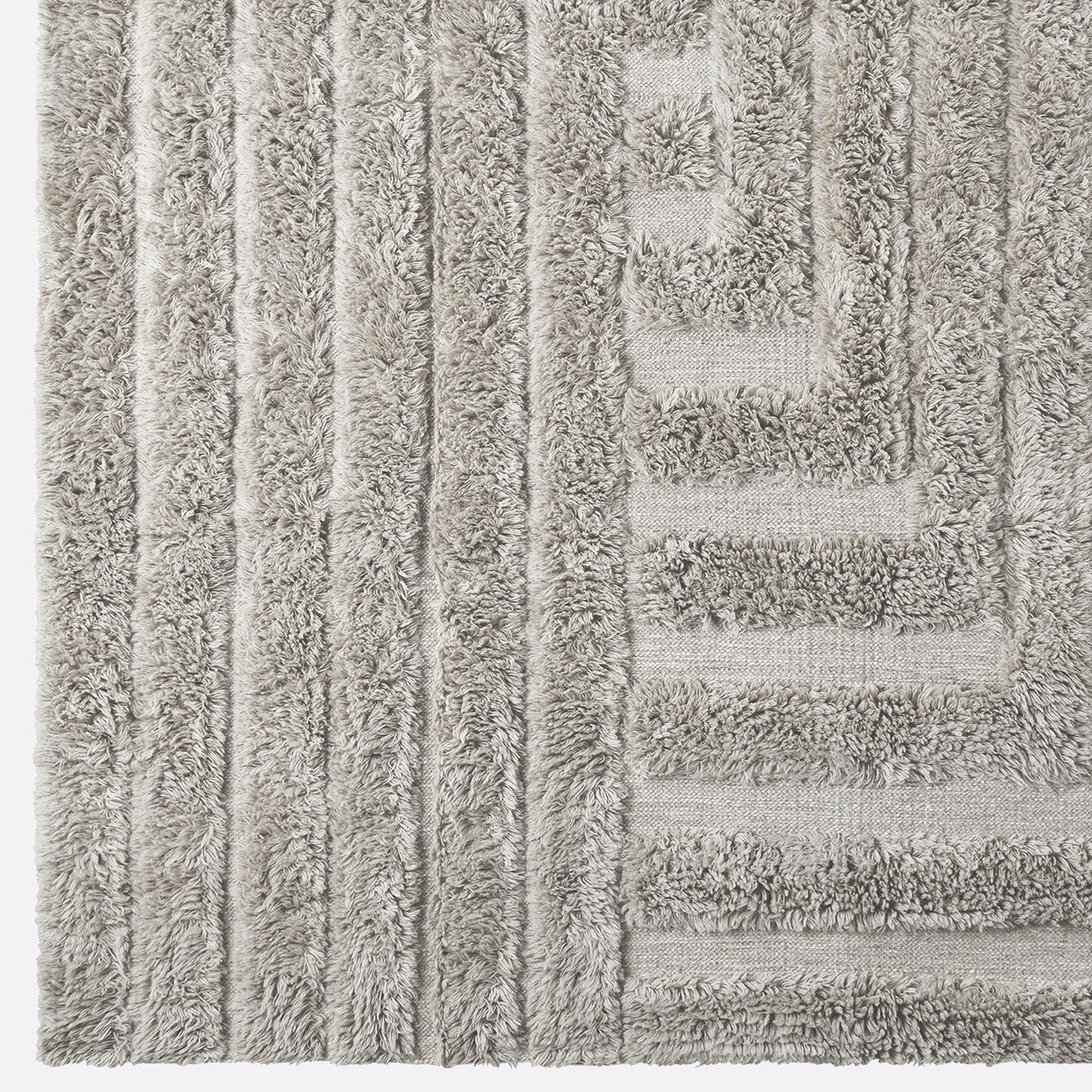 Handgewebter zotteliger Labyrinth-Wollteppich in Grau, handgewebt (Moderne der Mitte des Jahrhunderts) im Angebot