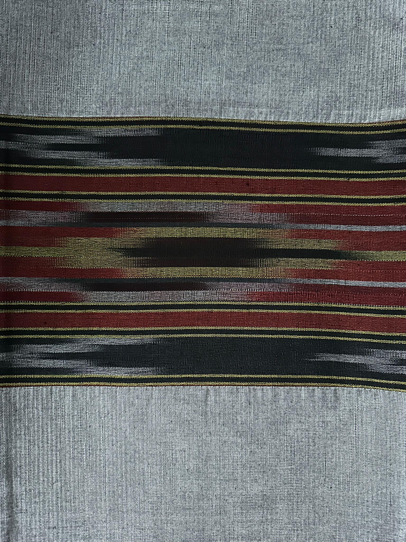 Turc Set de coussins en soie tissée à la main, motif Ikat noir en vente