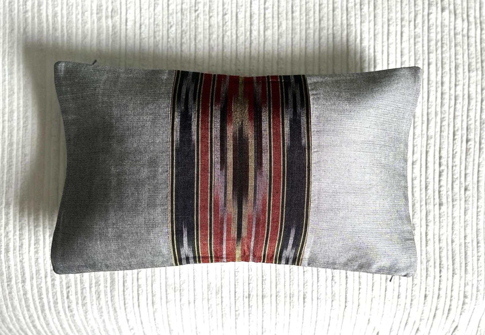Fait main Set de coussins en soie tissée à la main, motif Ikat noir en vente
