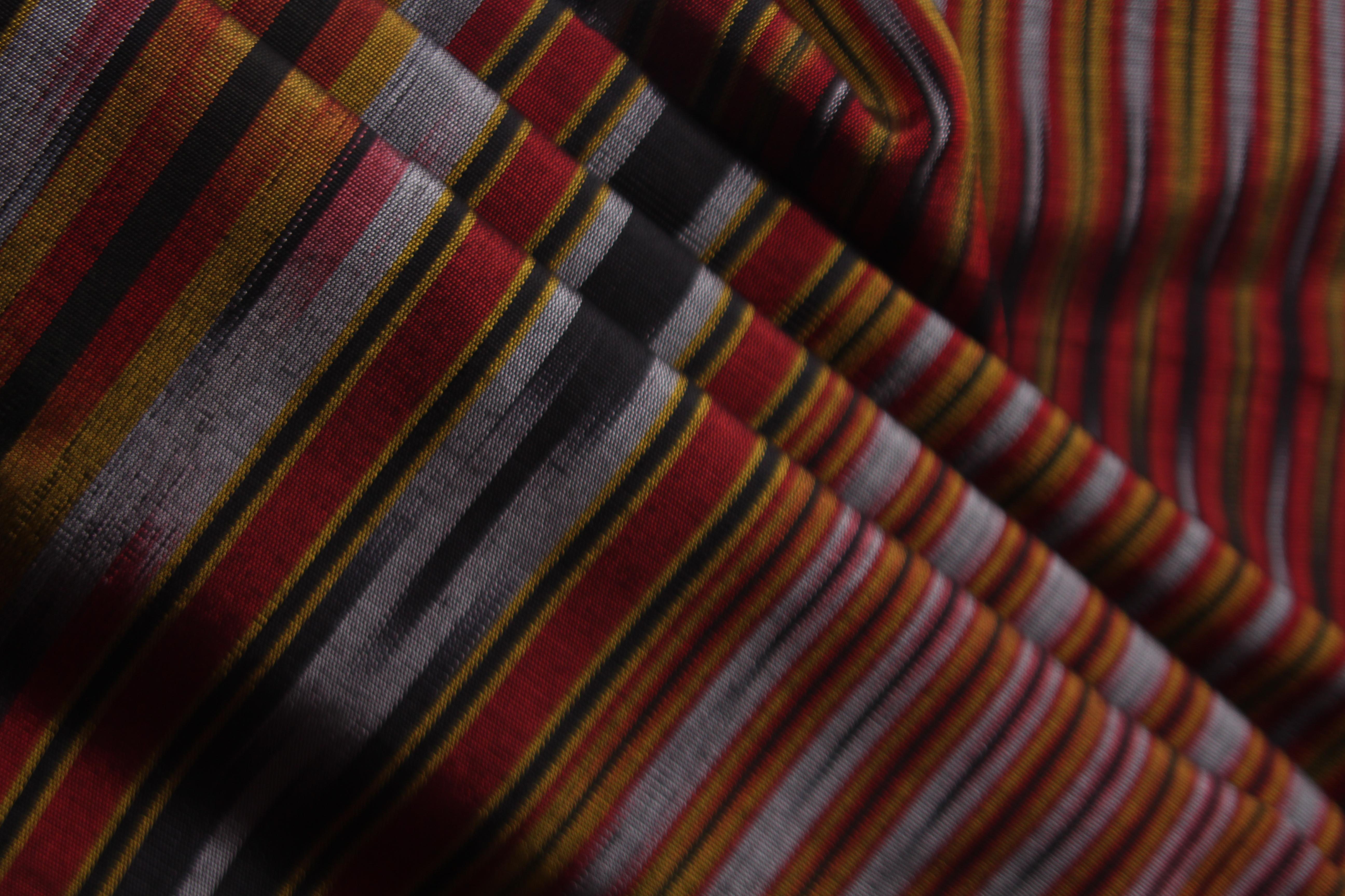 XXIe siècle et contemporain Set de coussins en soie tissée à la main, motif Ikat noir en vente