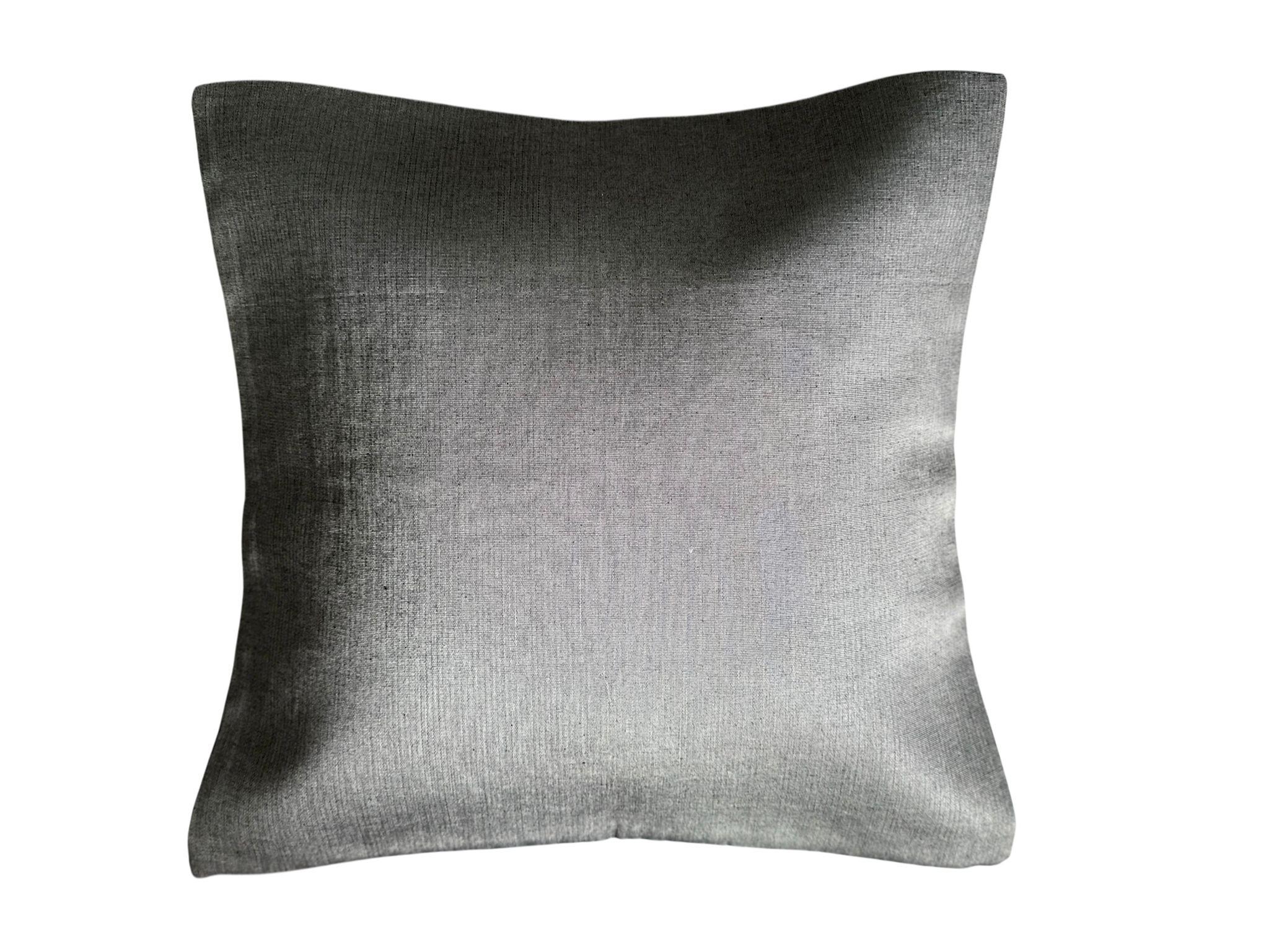 Rehaussez votre décoration intérieure avec cet ensemble exquis de coussins en soie tissée à la main, fabriqués selon des techniques ottomanes traditionnelles transmises depuis des siècles. Ce luxueux ensemble comprend deux coussins de 50 x 50 cm