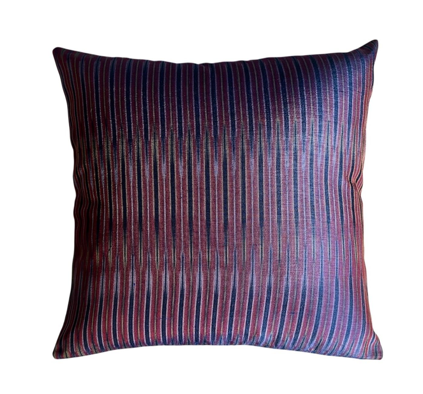 Moderne Set de coussins en soie tissée à la main, motif Ikat bleu en vente