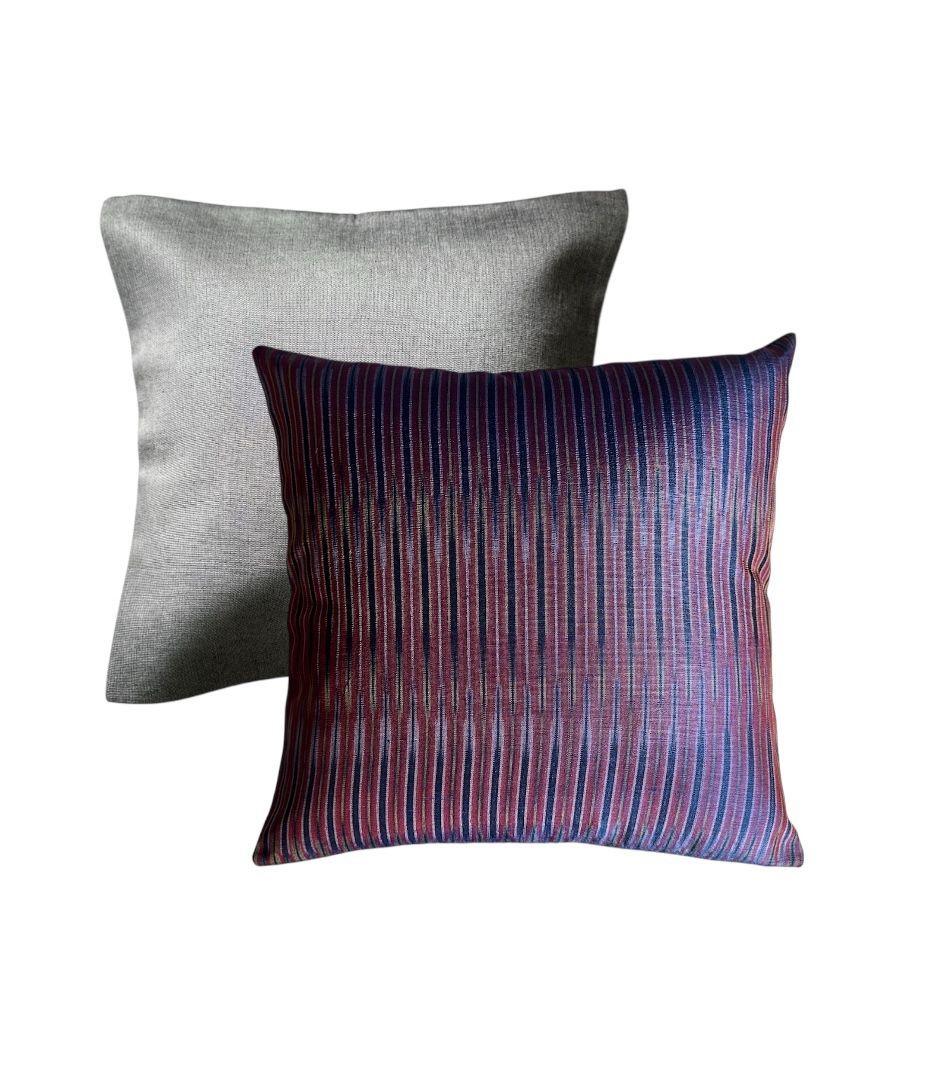 XXIe siècle et contemporain Set de coussins en soie tissée à la main, motif Ikat bleu en vente