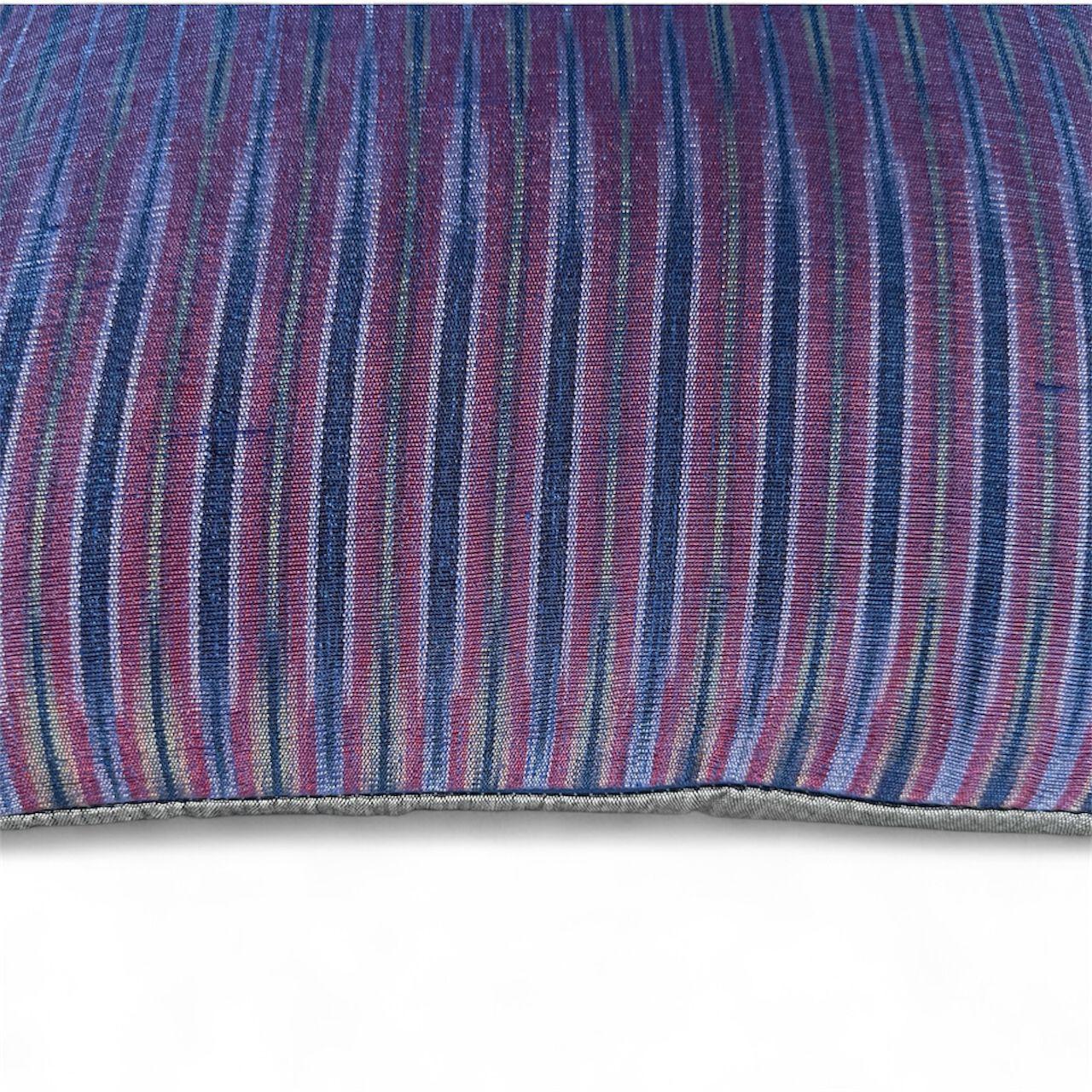 Cuscino in seta intrecciata a mano con motivo Ikat in vendita 1