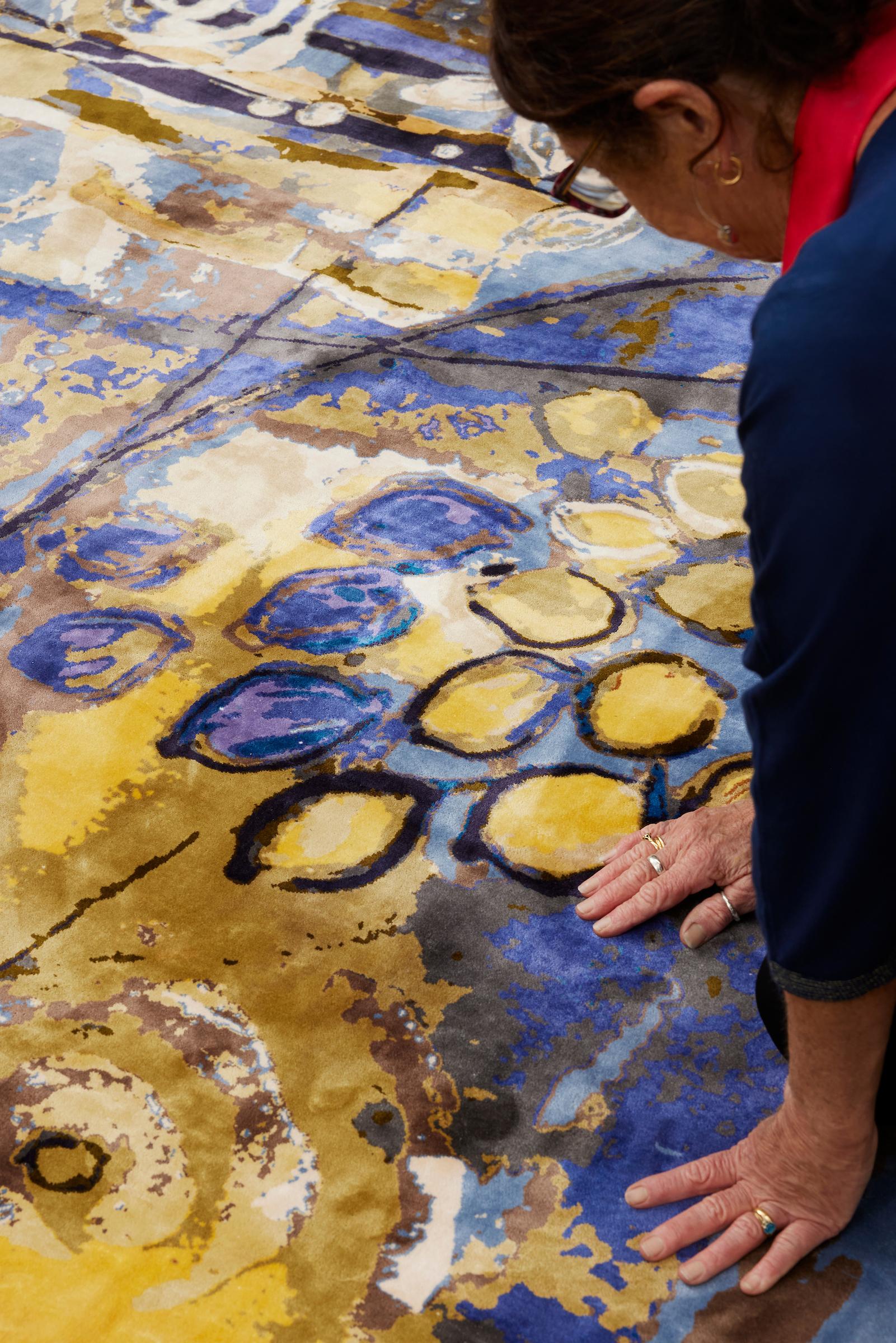 Expressionniste Tapis tissé à la main par Dena Lawrence et tissé au Cachemire  Bleu vif en vente