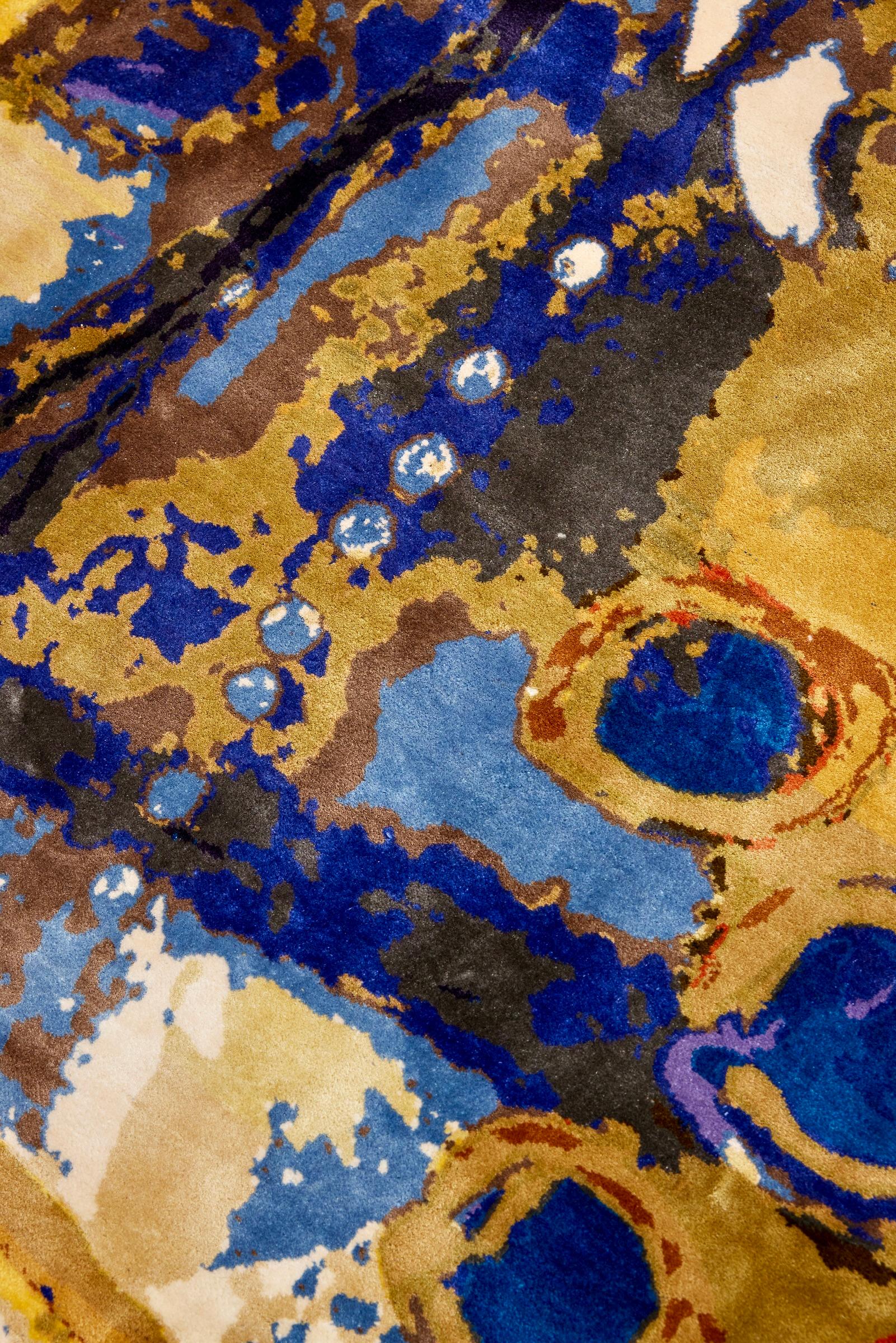 Handgewebter Seidenteppich, entworfen von Dena Lawrence und in Kaschmir gewebt.  Lebendiges Blau (Indisch) im Angebot