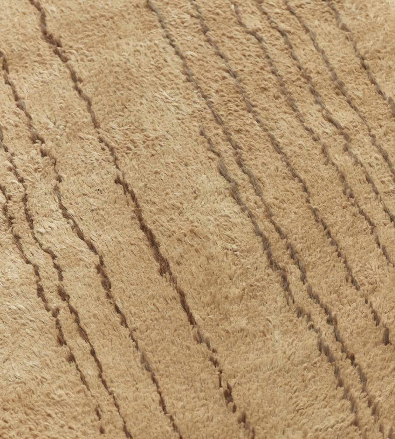 Dieser weiche Hanfteppich ist Teil der Mansour Modern Collection und wird von Meisterwebern unter Verwendung der besten Techniken und Materialien geknüpft.