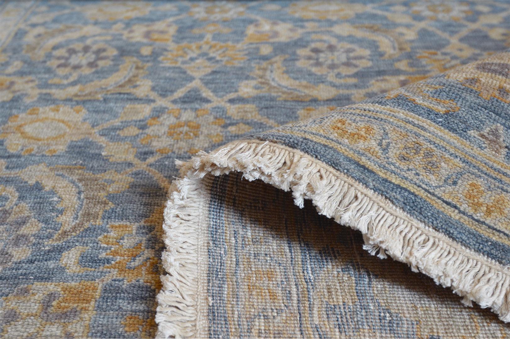 Contemporary Wool Blue Floral Hand-woven Tabriz-Inspired Rug (Handgewebt) im Angebot