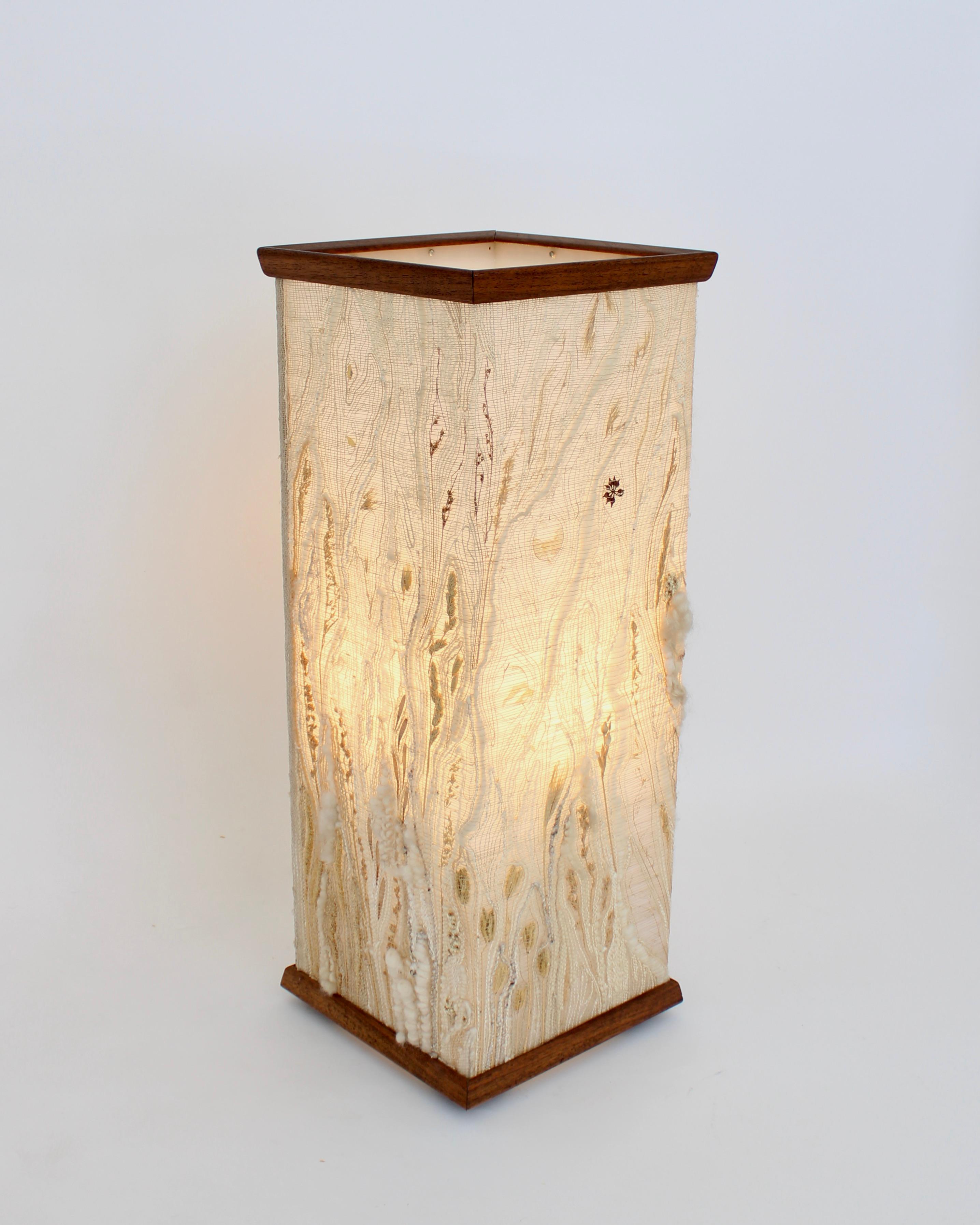 Tapiz tejido a mano por la artista estadounidense Betty Williams y lámpara de mesa de teca, 1980 en venta 4