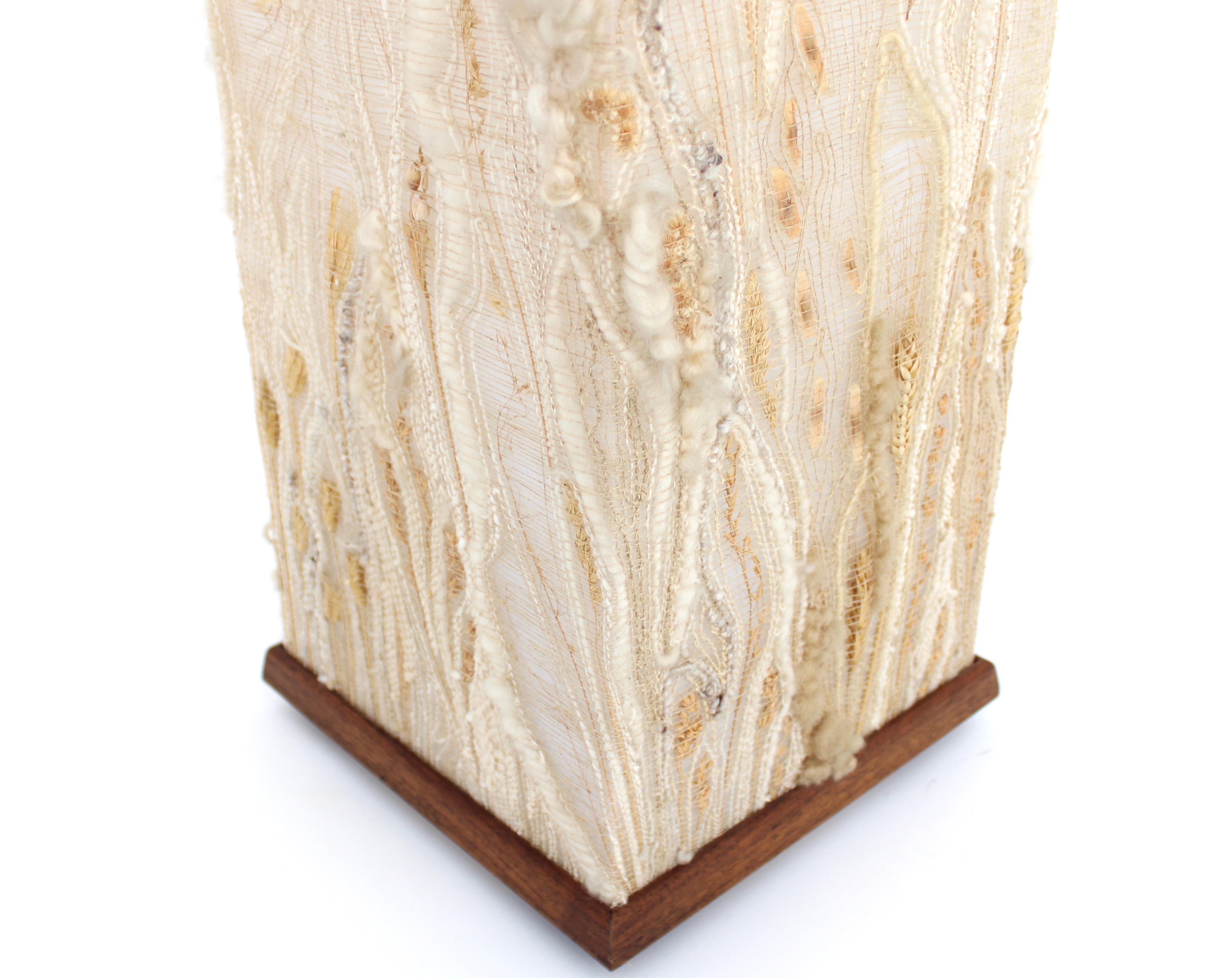 Tapiz tejido a mano por la artista estadounidense Betty Williams y lámpara de mesa de teca, 1980 en venta 5