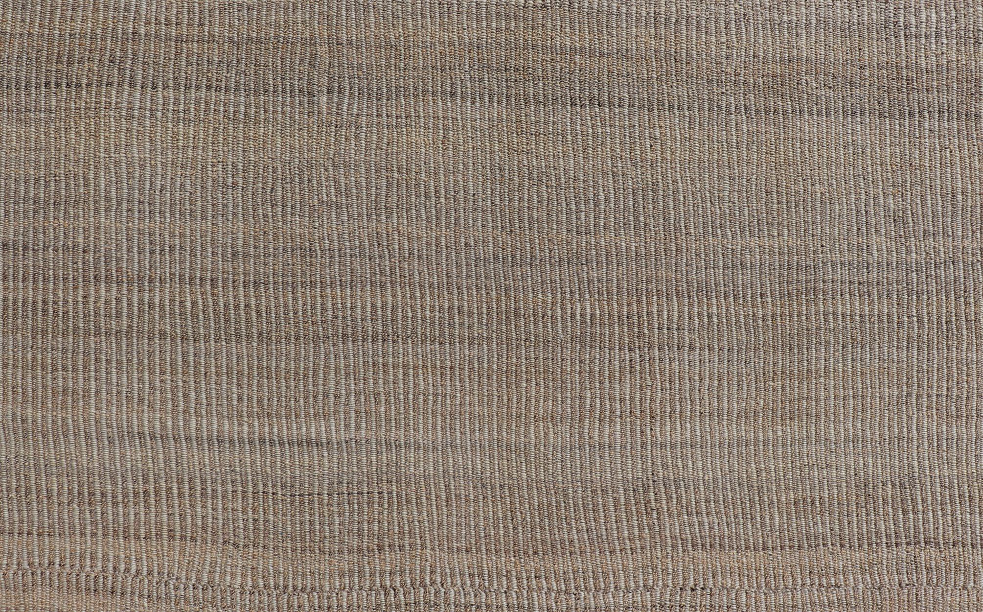 Medidas: 9'3 x 12'4 
Alfombra Kilim Tejida a Mano con Textura en Tonos Beige, Crema y Marrón Suave 9'3 x 12'4. Keivan Woven Arts / alfombra/VLMC-7579, país de origen / tipo: Irán / Kilim, hacia el siglo XXI. 

Esta alfombra Kilim tejida a mano, con