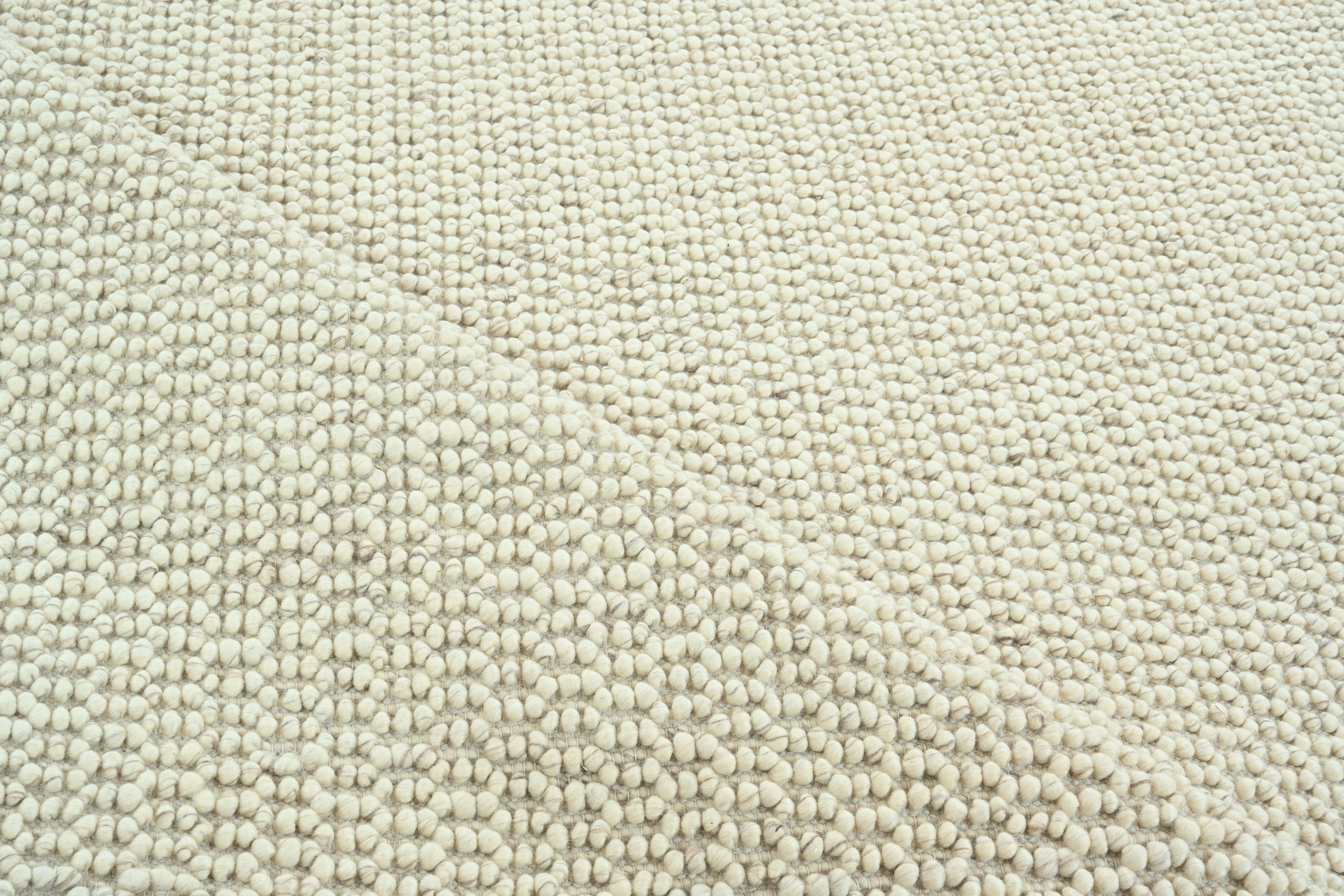 Tappeto in lana intrecciata a mano in beige e marrone, design organico minimalista