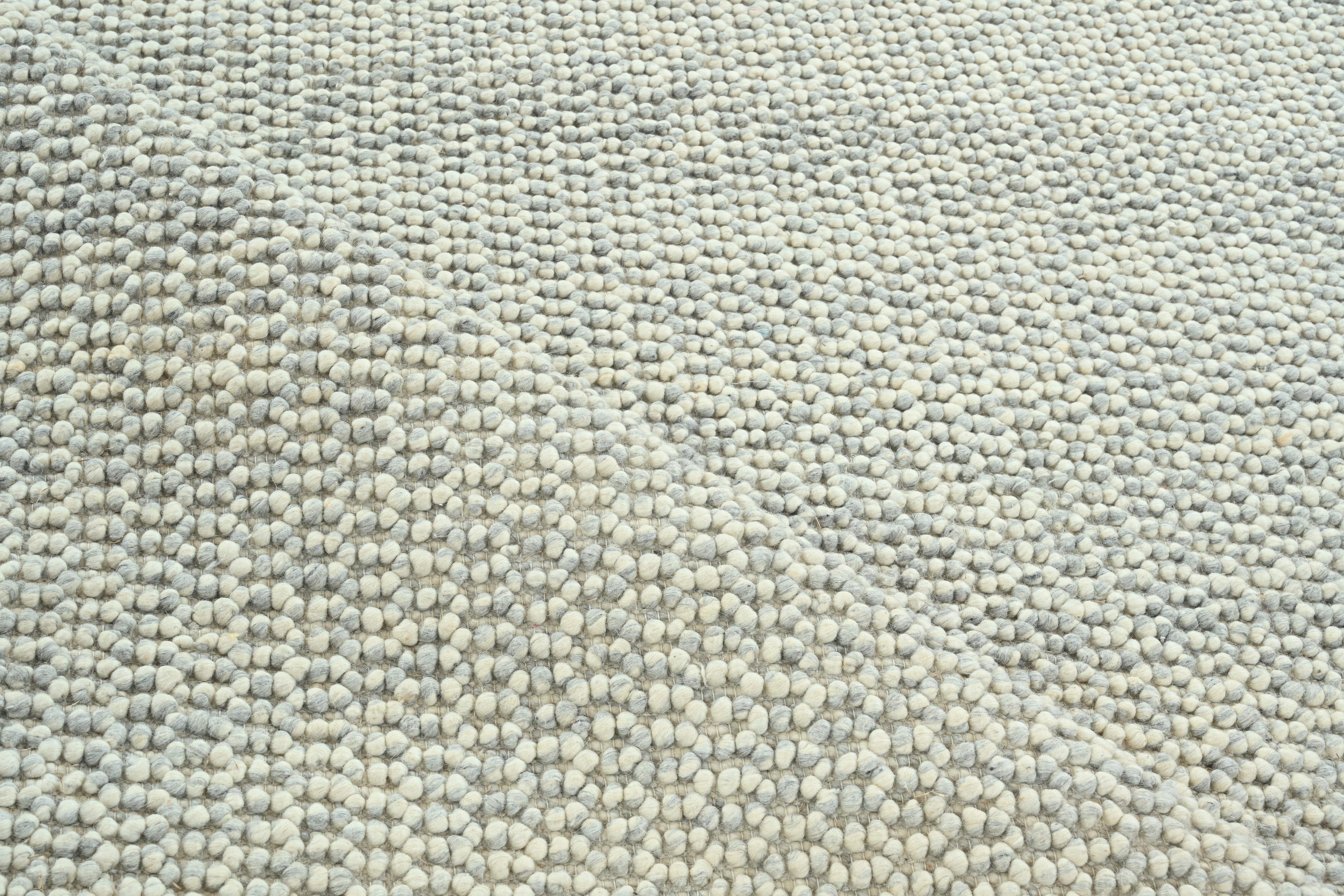 Tappeto in lana testurizzata intrecciata a mano in beige e grigio, design contemporaneo e minimalista