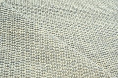 Tappeto in lana testurizzata intrecciata a mano in beige e grigio, design contemporaneo e minimalista