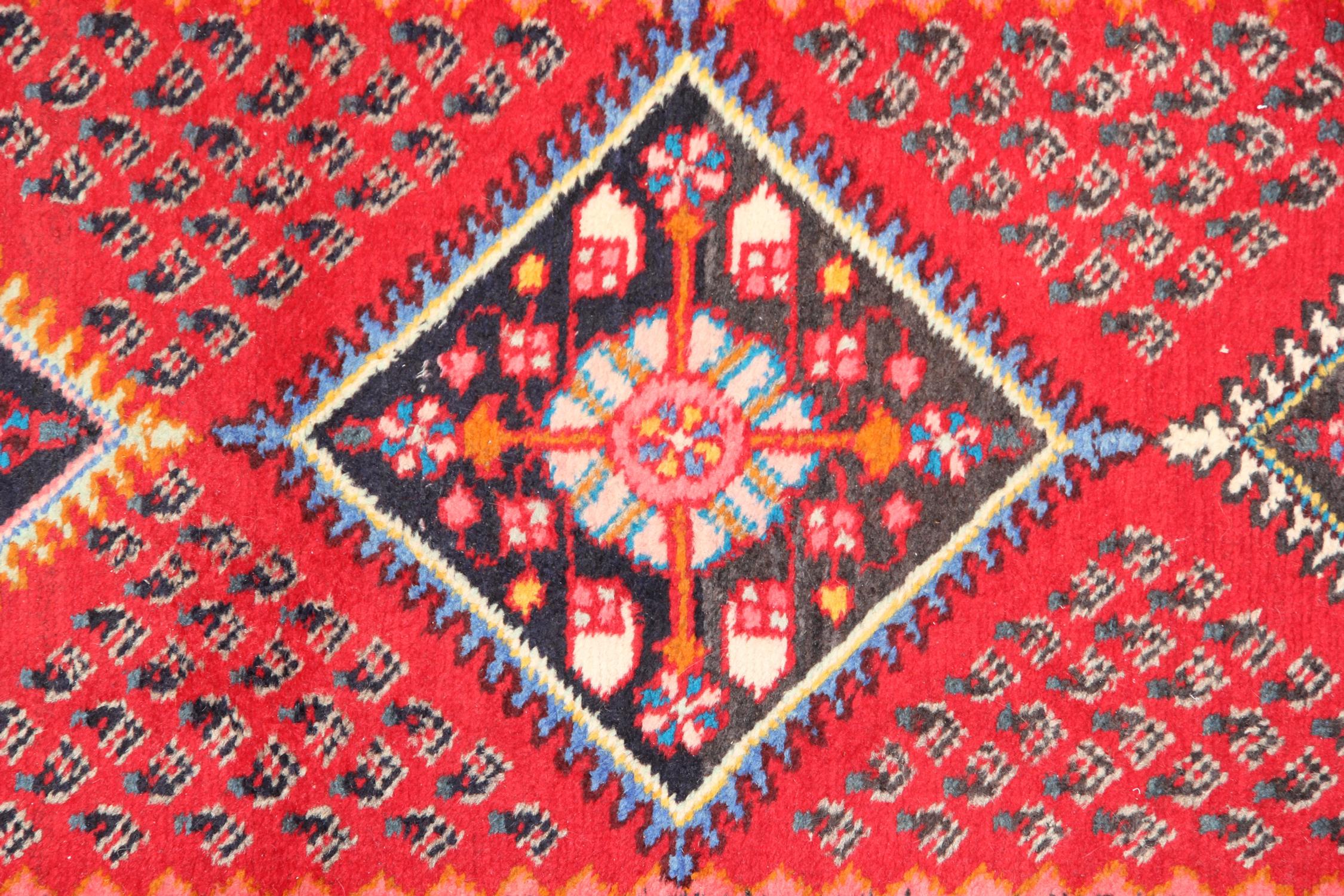 Tribal Tapis de couloir traditionnel rouge tissé à la main, long tapis tribal vintage en laine en vente