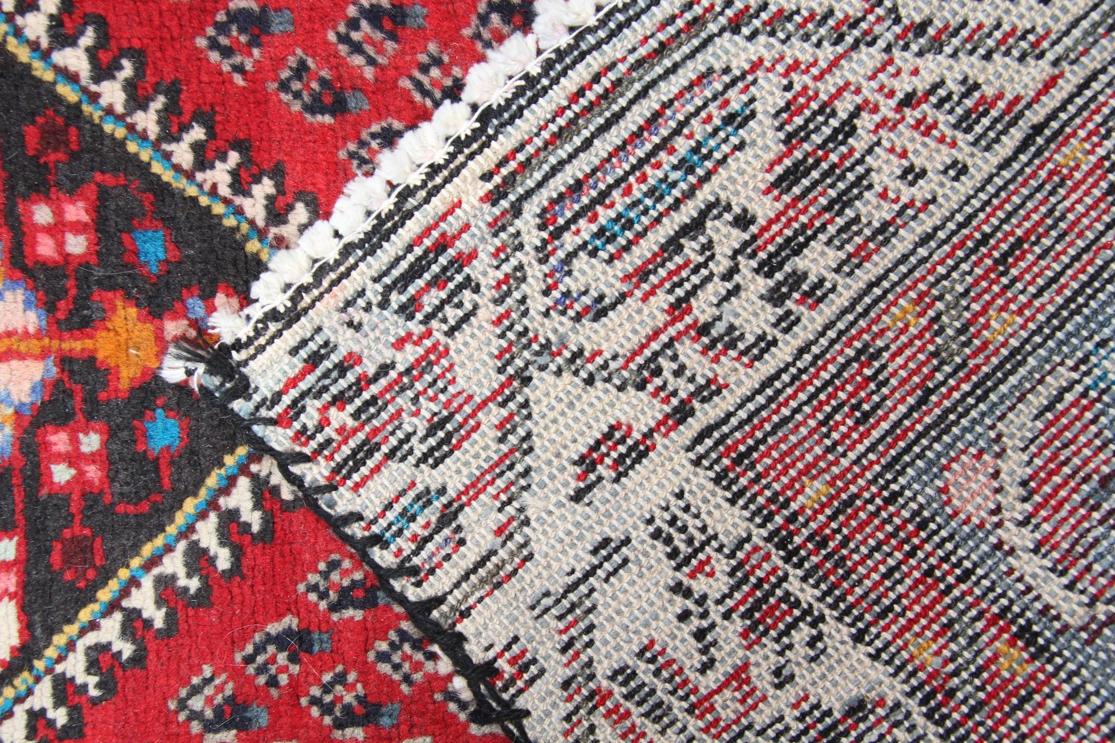 Noué à la main Tapis de couloir traditionnel rouge tissé à la main, long tapis tribal vintage en laine en vente