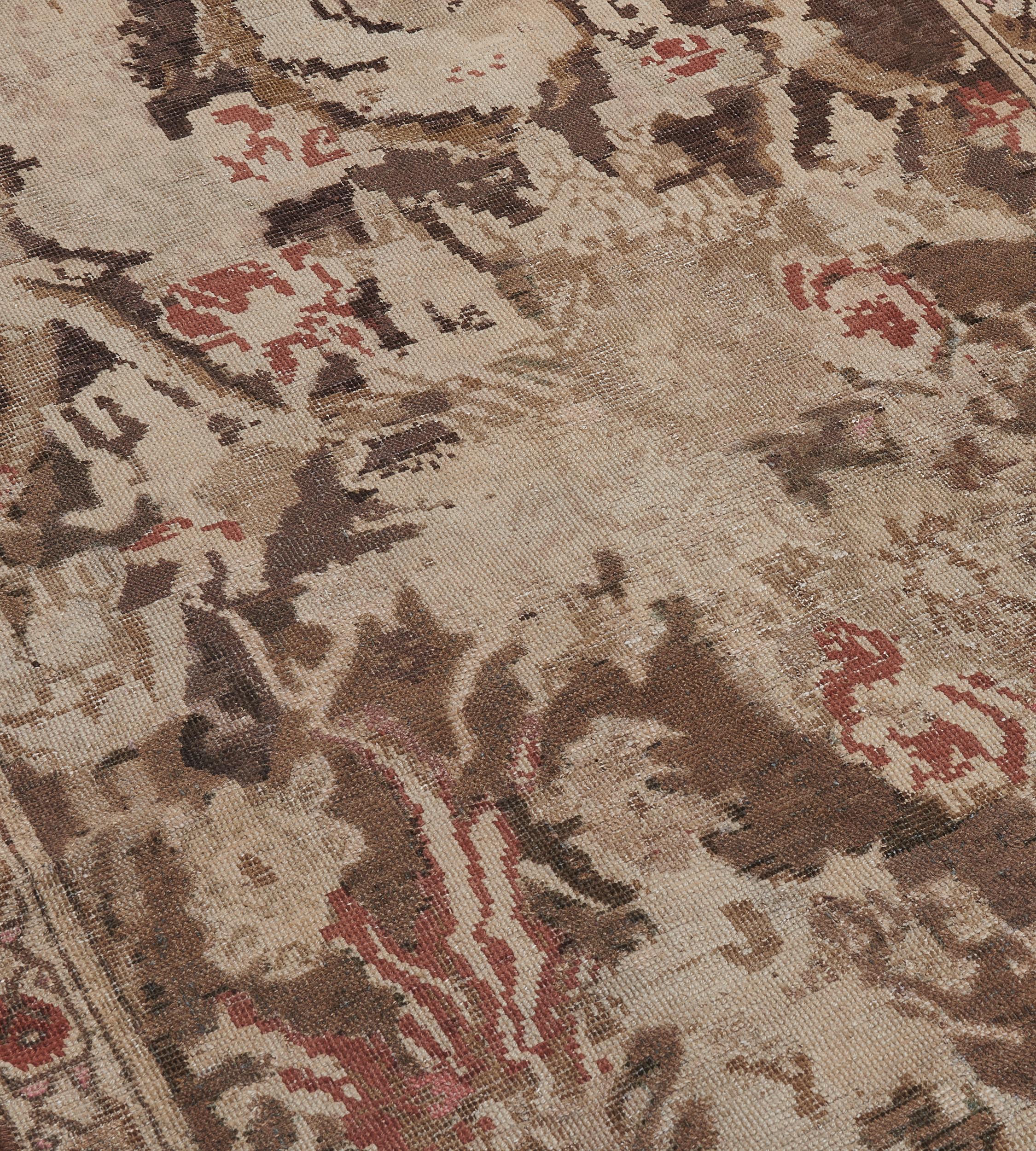 Esta alfombra tradicional persa Karabagh tejida a mano tiene un campo rojizo sombreado con flora estilizada de color óxido y crema tonal, con un tranquilo palacio representado en la base, en un borde de paisley estilizado de color arena, franja