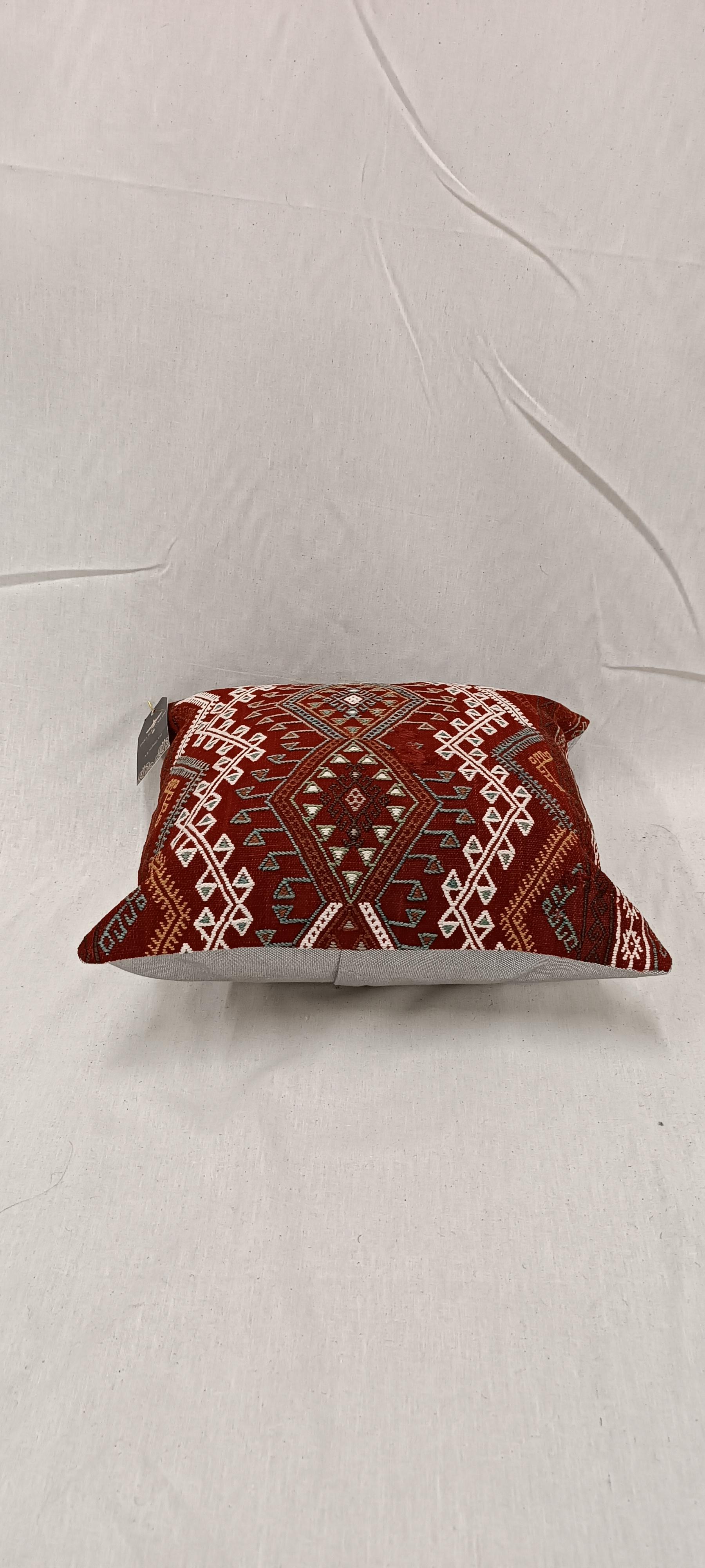 Turc Housse de coussin tribale tissée à la main en rouge et crème, 45x45 cm Kilim Pillow en vente