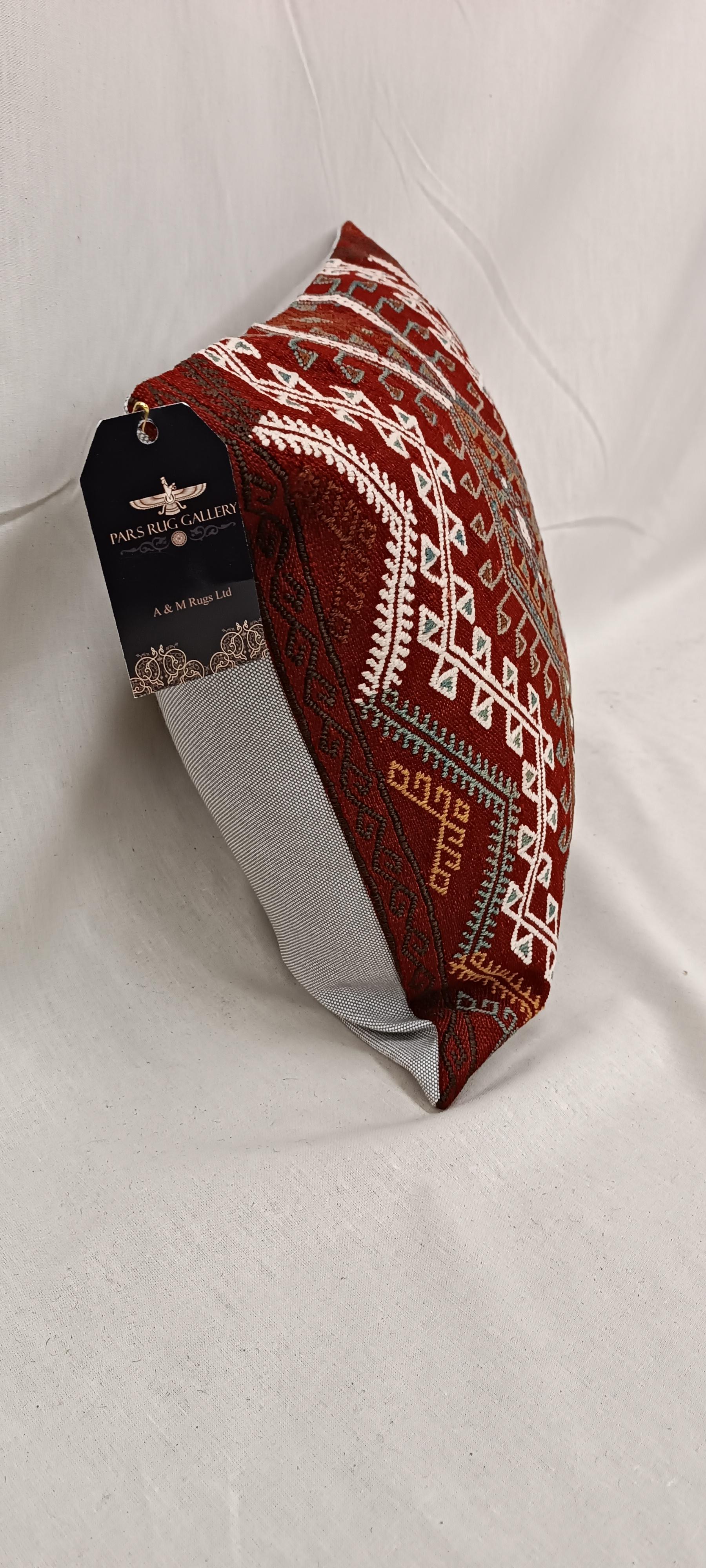 Teinture végétale Housse de coussin tribale tissée à la main en rouge et crème, 45x45 cm Kilim Pillow en vente