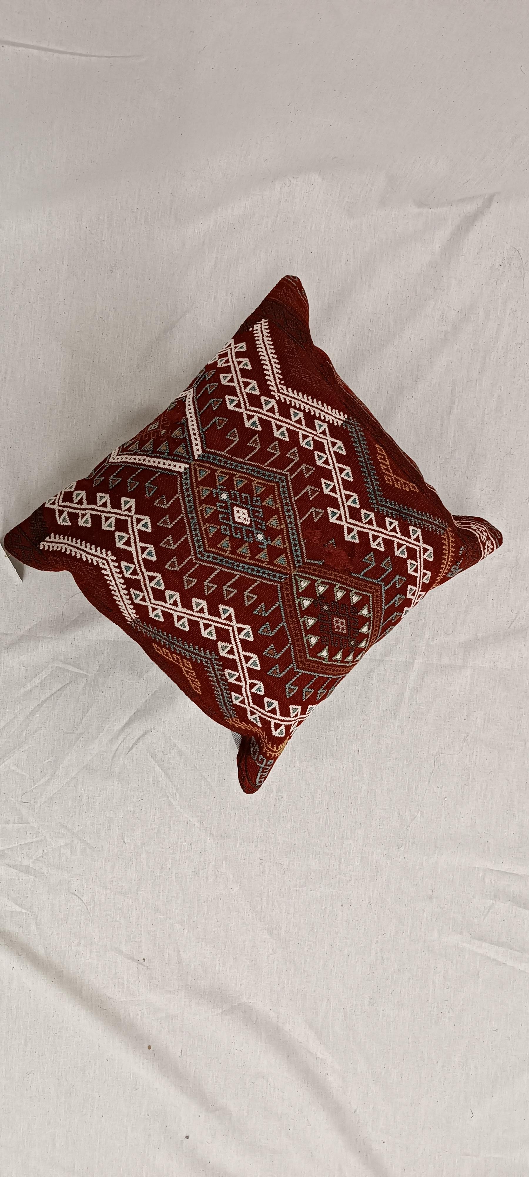 XXIe siècle et contemporain Housse de coussin tribale tissée à la main en rouge et crème, 45x45 cm Kilim Pillow en vente