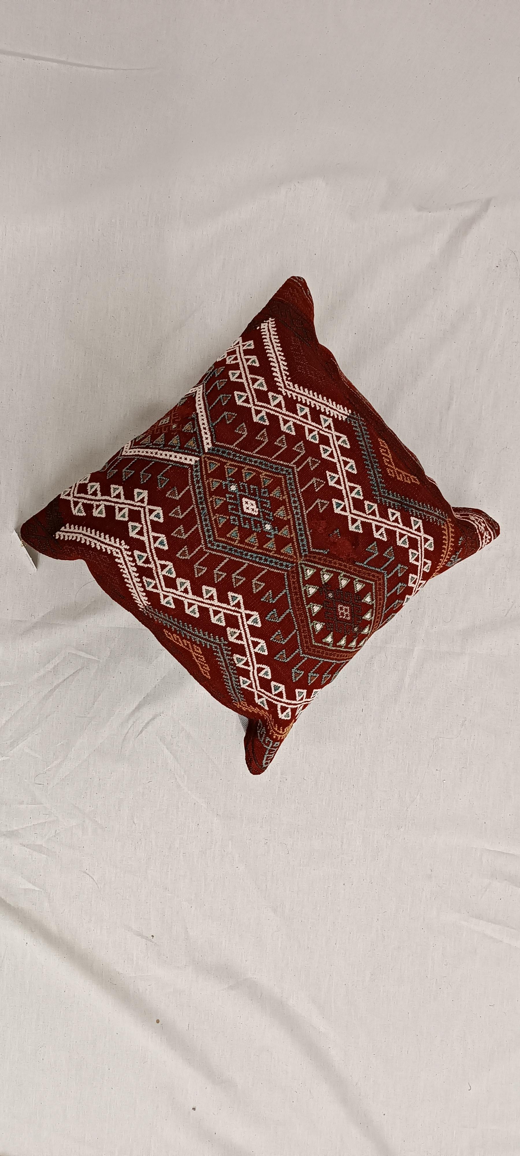 Tissu Housse de coussin tribale tissée à la main en rouge et crème, 45x45 cm Kilim Pillow en vente