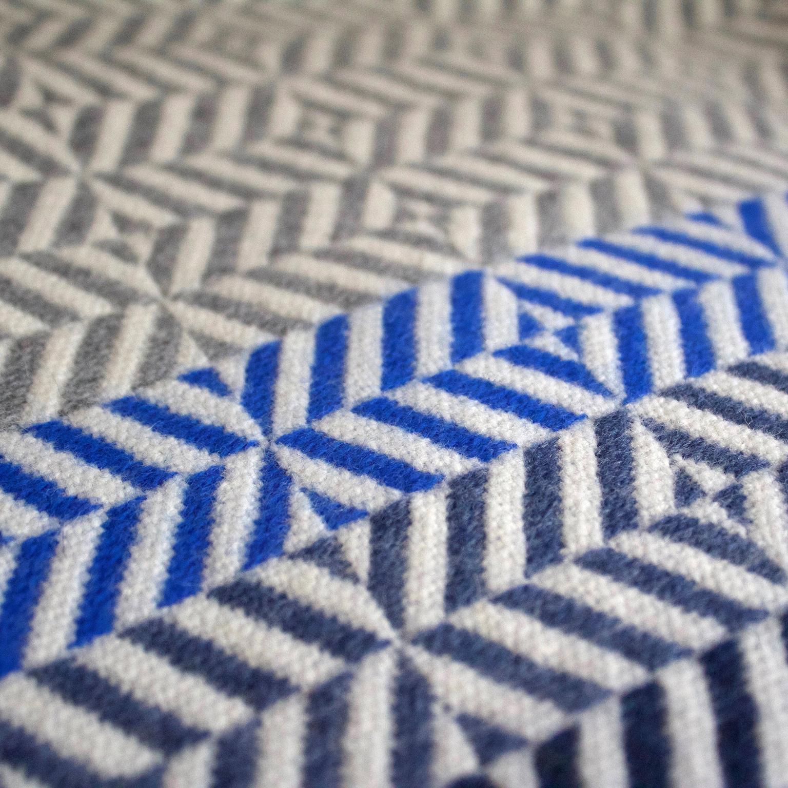 Mid-Century Modern Coussin en laine mérinos géométrique tissé à la main « Uccle », gris/bleu/indigo en vente