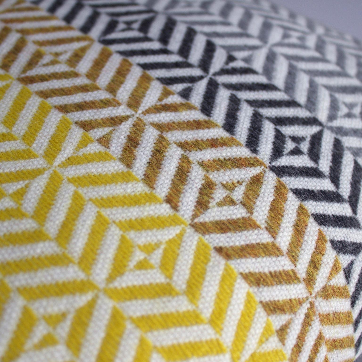 S'inspirant des couleurs et des motifs des vitraux, le coussin Uccle tire son nom d'un quartier de Bruxelles réputé pour son architecture Art déco.

Tissé à la main sur un métier à ratière dans notre Studio en utilisant de la laine d'agneau mérinos