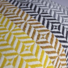 Cuscino in lana merino intrecciato a mano a blocchi geometrici, giallo senape grigio