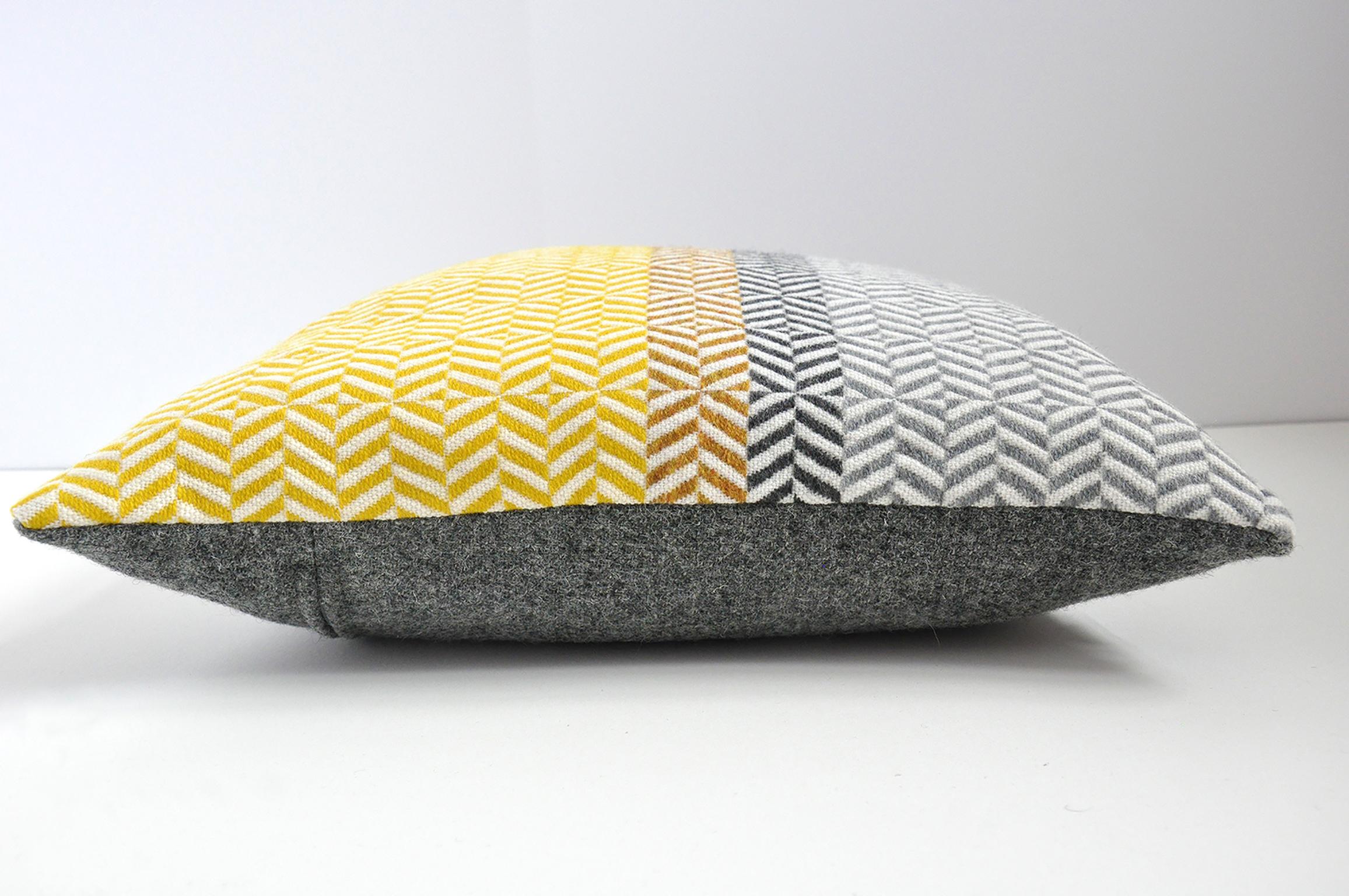Britannique Coussin de laine mérinos tissé à la main, jaune moutarde et gris en vente