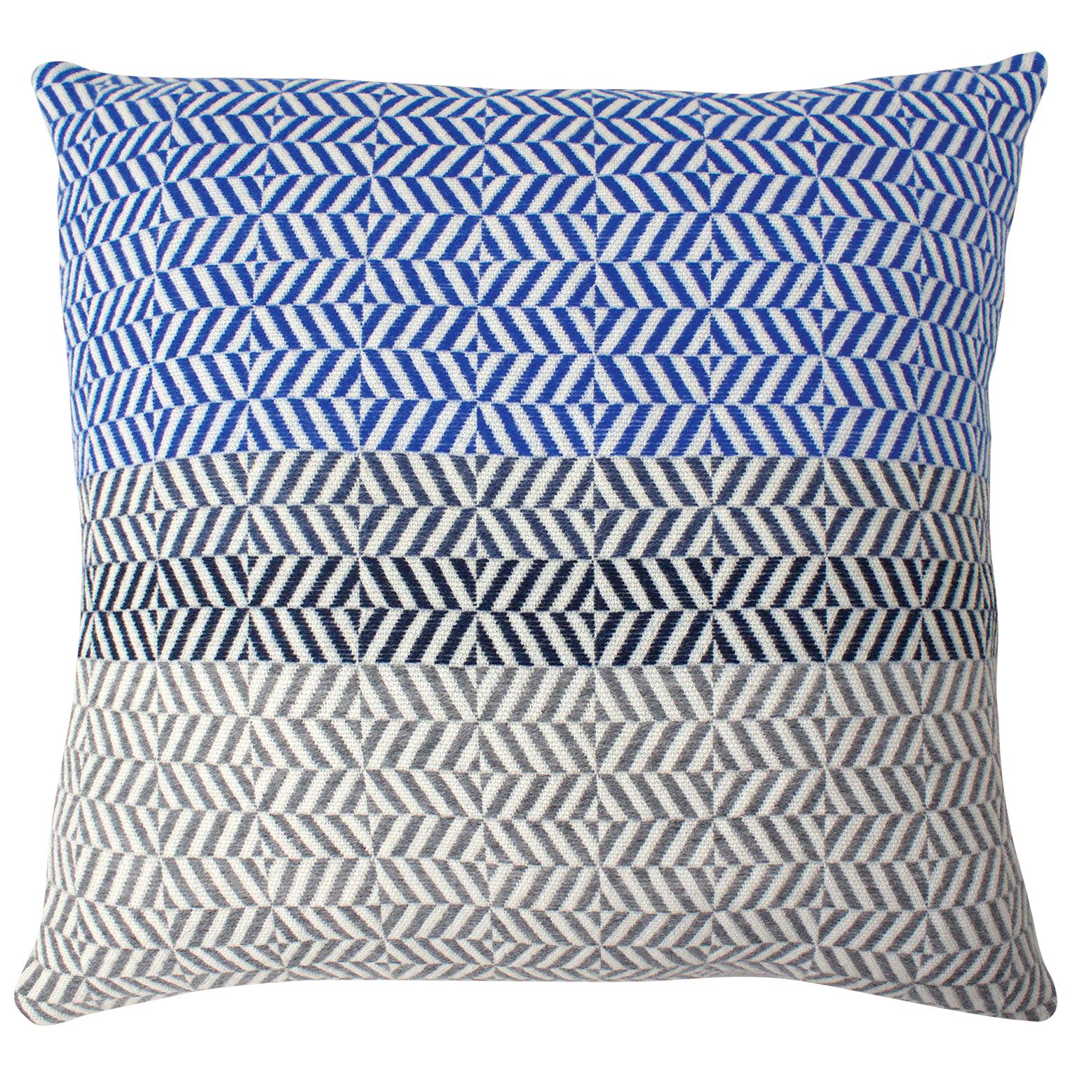 Cuscino in lana merino intrecciato a mano a blocchi geometrici, blu cobalto indaco grigio