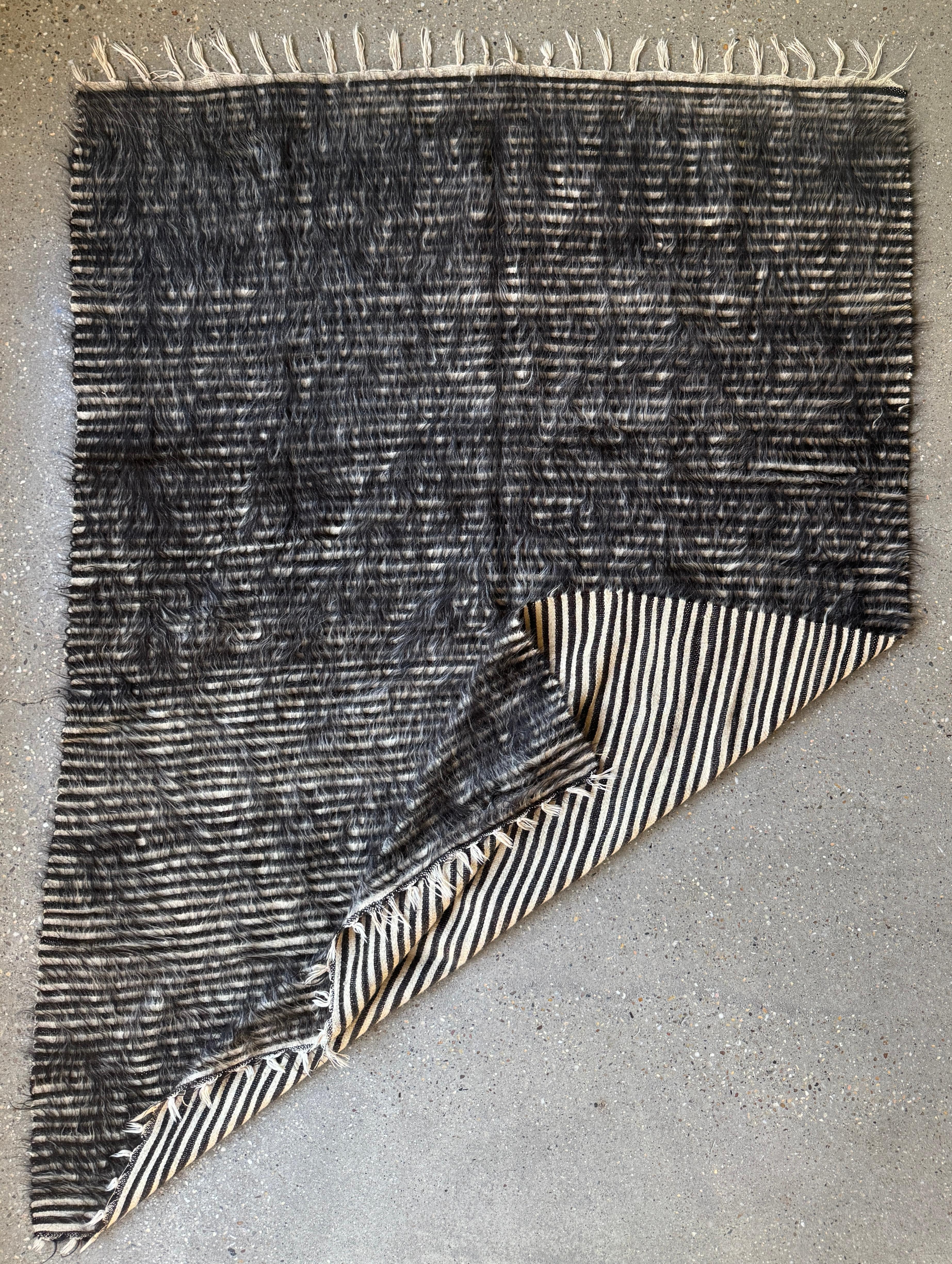 Uruguayen Plaid en poil de chèvre uruguayen tissé à la main avec motif graphique à rayures / réversible en vente