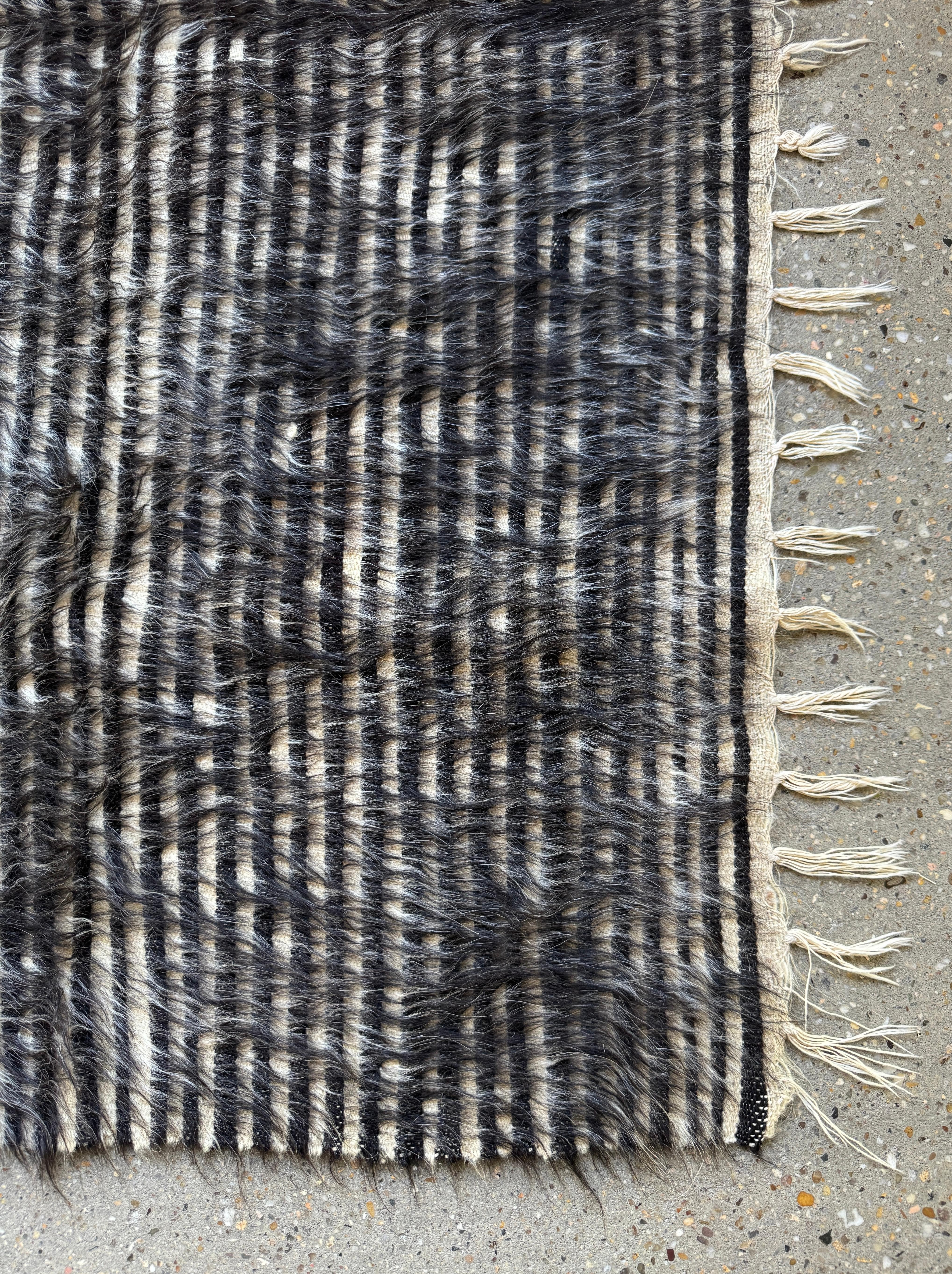 Tissé à la main Plaid en poil de chèvre uruguayen tissé à la main avec motif graphique à rayures / réversible en vente