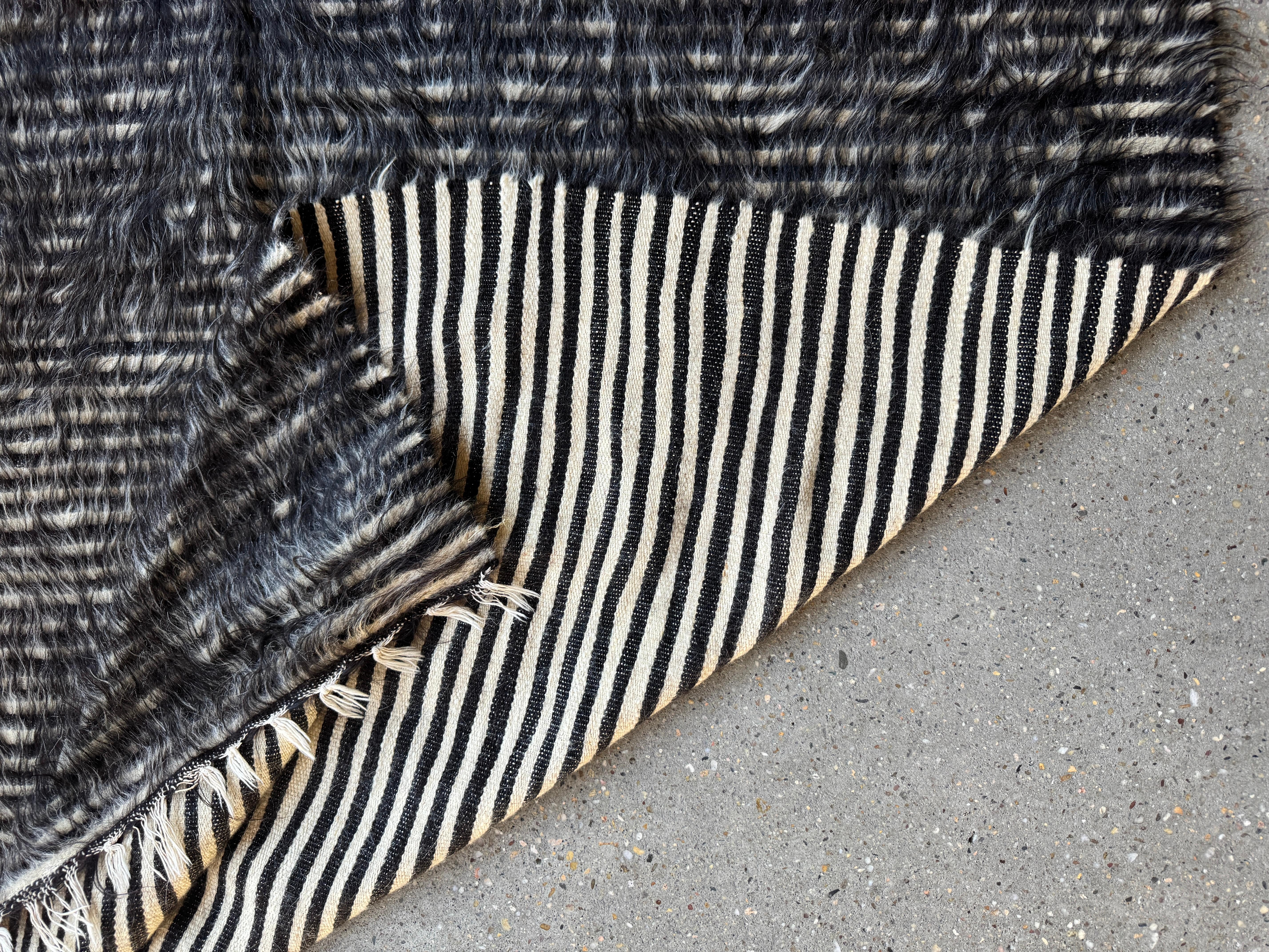 Plaid en poil de chèvre uruguayen tissé à la main avec motif graphique à rayures / réversible Excellent état - En vente à Wainscott, NY