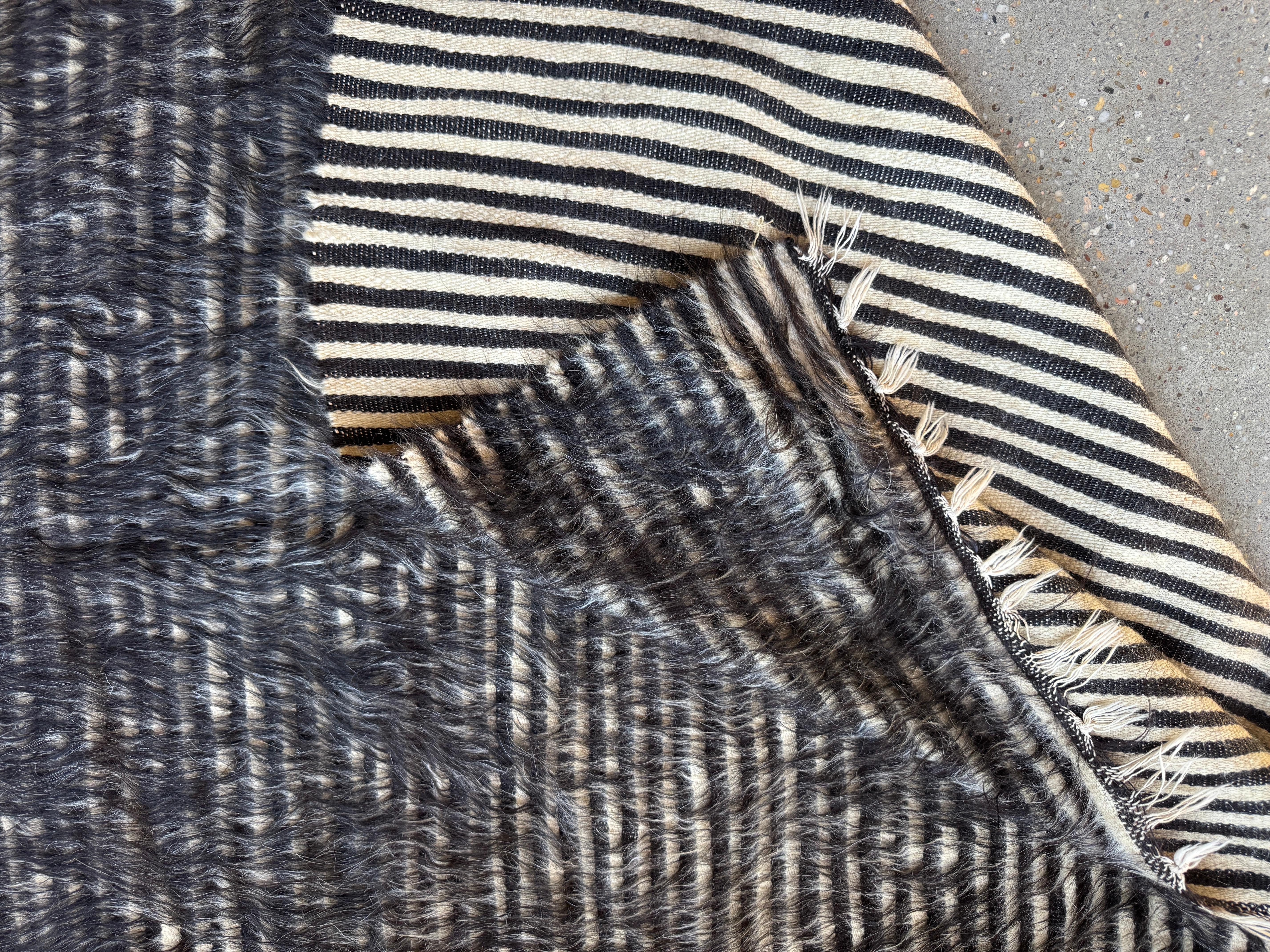 XXIe siècle et contemporain Plaid en poil de chèvre uruguayen tissé à la main avec motif graphique à rayures / réversible en vente