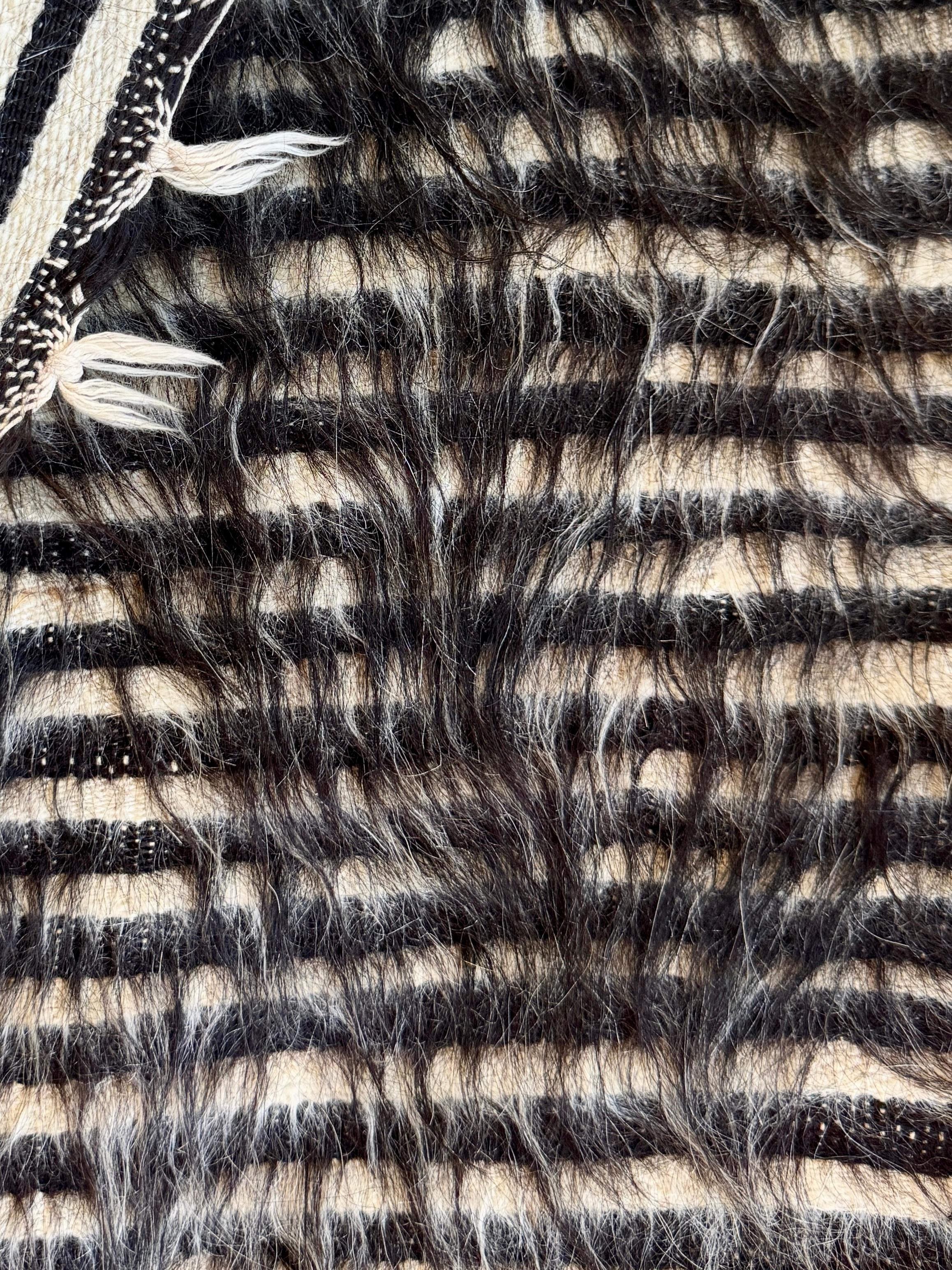Poil de chèvre Plaid en poil de chèvre uruguayen tissé à la main avec motif graphique à rayures / réversible en vente