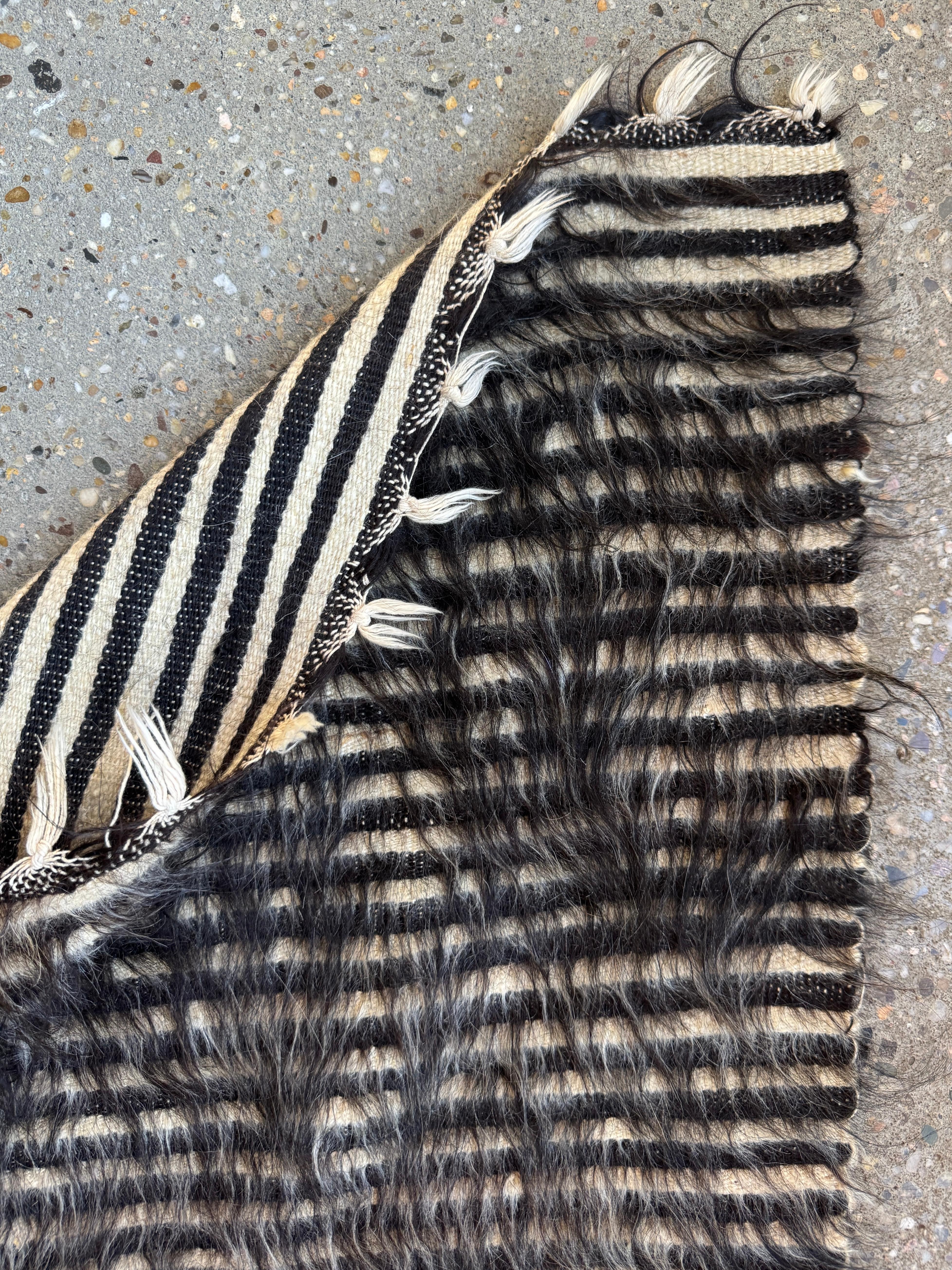 Plaid en poil de chèvre uruguayen tissé à la main avec motif graphique à rayures / réversible en vente 1