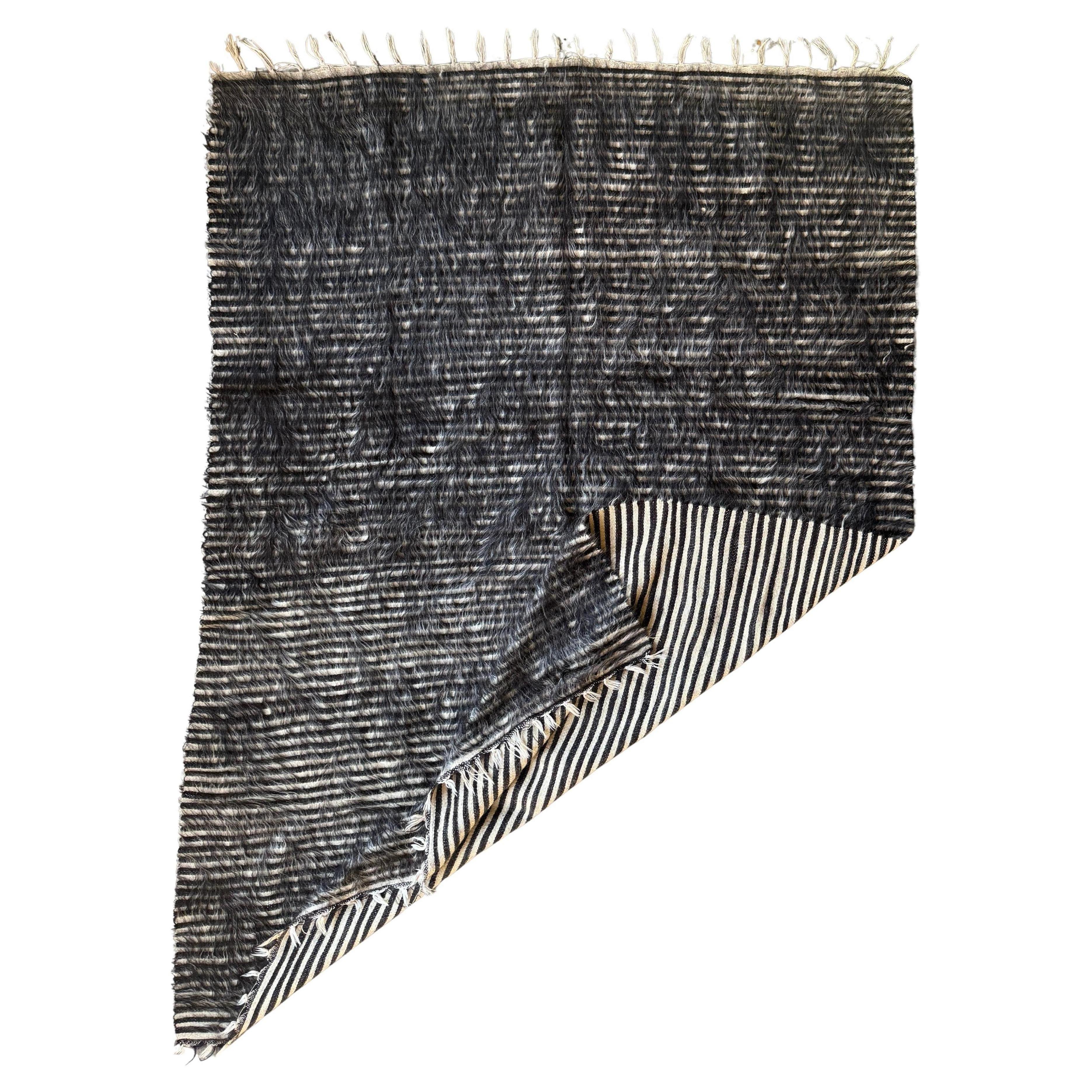 Plaid en poil de chèvre uruguayen tissé à la main avec motif graphique à rayures / réversible en vente