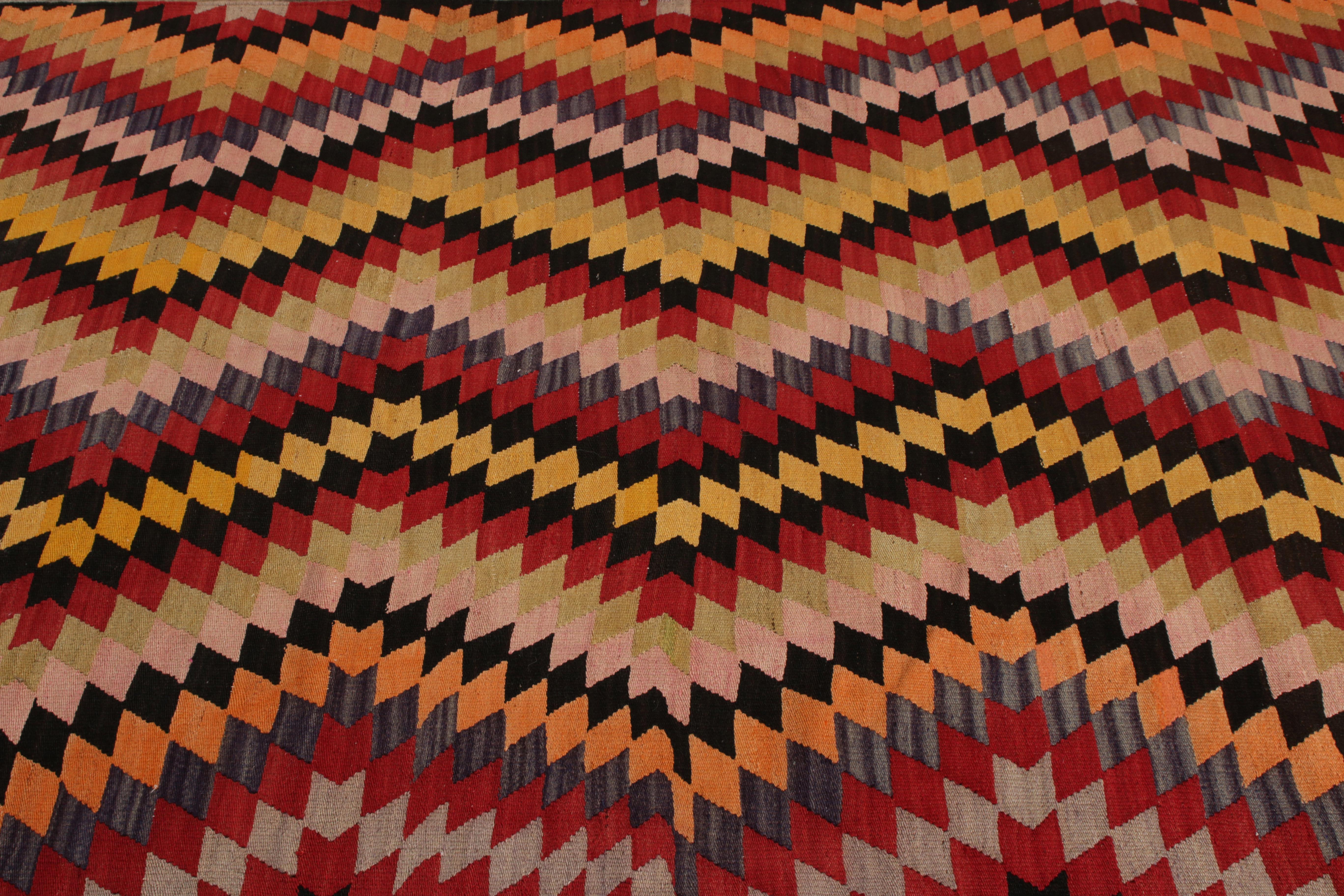 Afyon-Kelim-Teppich in Rot mit mehrfarbigem Chevron-Muster von Teppich & Kilim (Türkisch) im Angebot