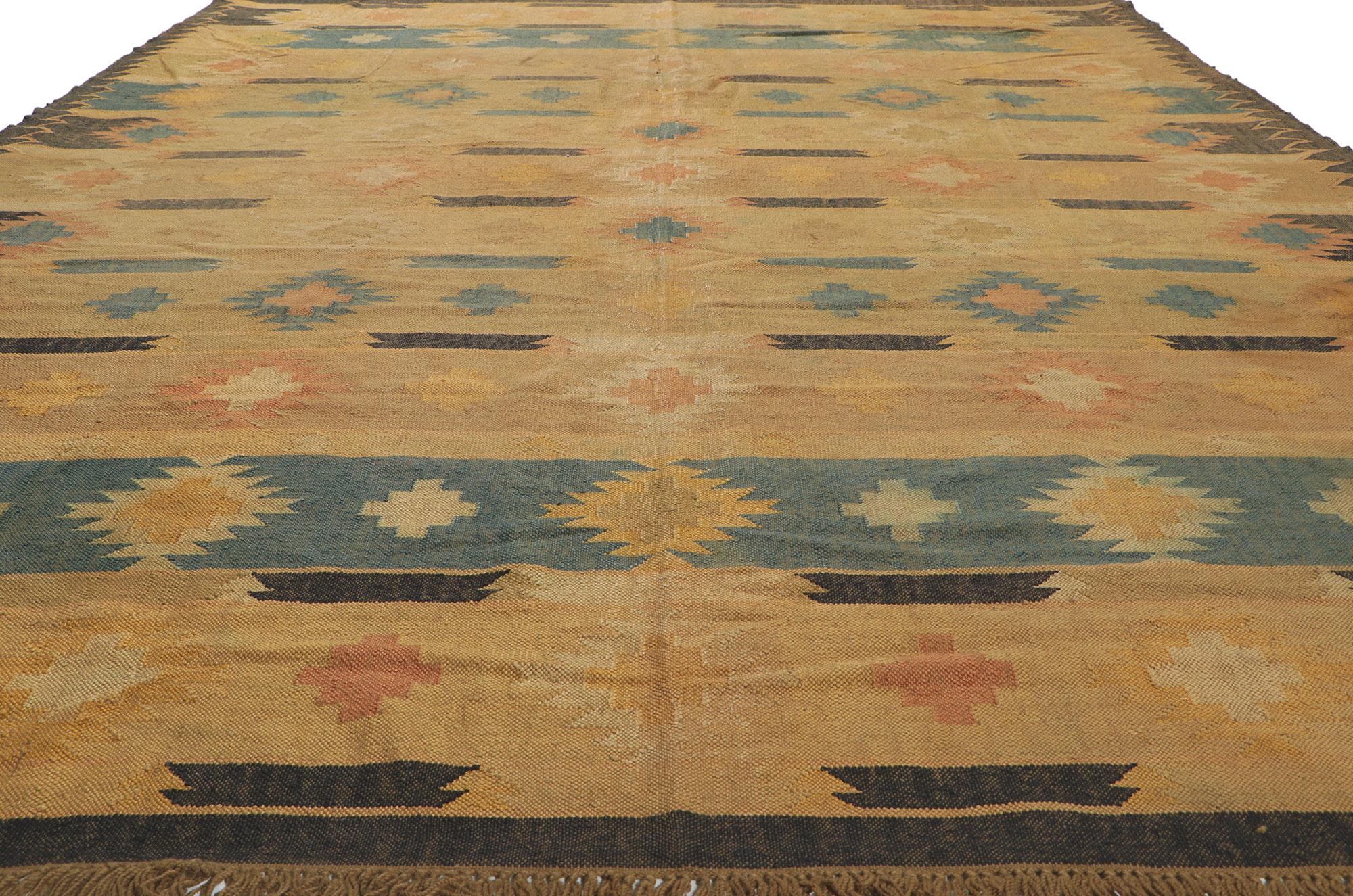 Handgewebter indischer Kelim-Teppich im Vintage-Stil, Boho Tribal Meets Southwest Chic im Zustand „Starke Gebrauchsspuren“ im Angebot in Dallas, TX