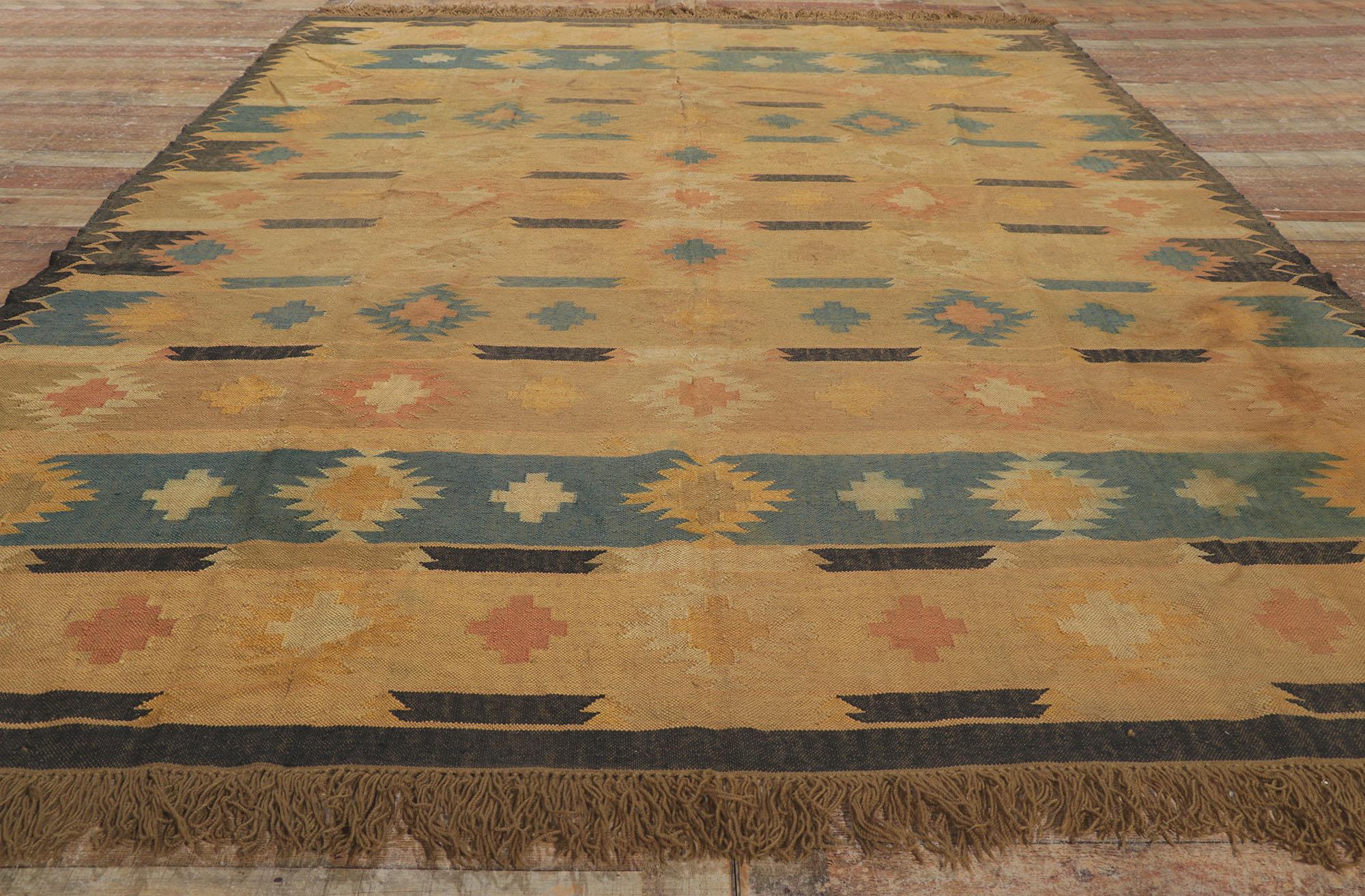 Handgewebter indischer Kelim-Teppich im Vintage-Stil, Boho Tribal Meets Southwest Chic im Angebot 1