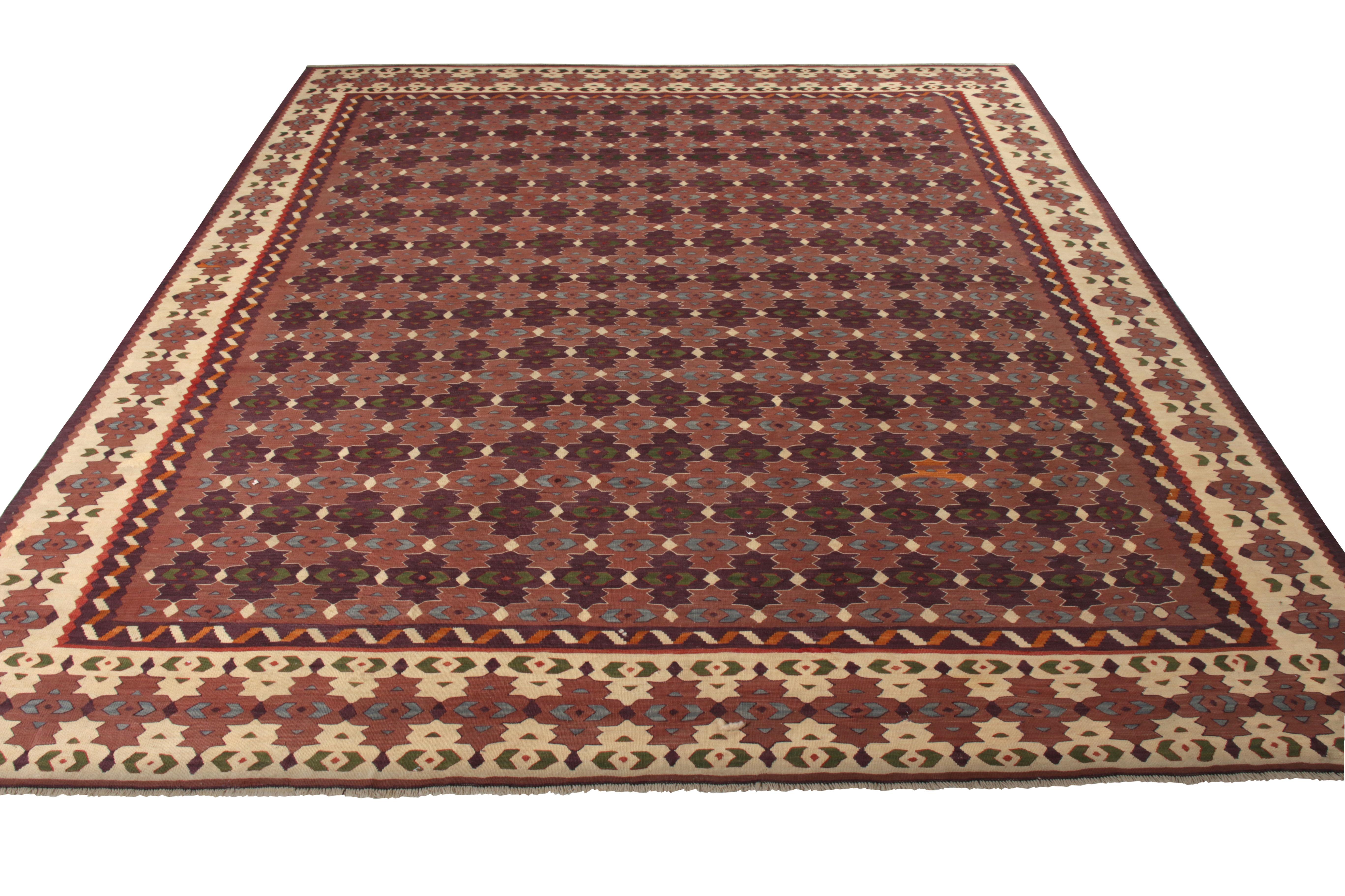 Un tapis Kilim vintage 10 x 11 parmi les dernières sélections rares de la collection de Rug & Kilim. Tissé à la main en laine en provenance de Turquie vers 1950-1960, ce meuble de transition présente un accent violet subtil et inhabituel sur la