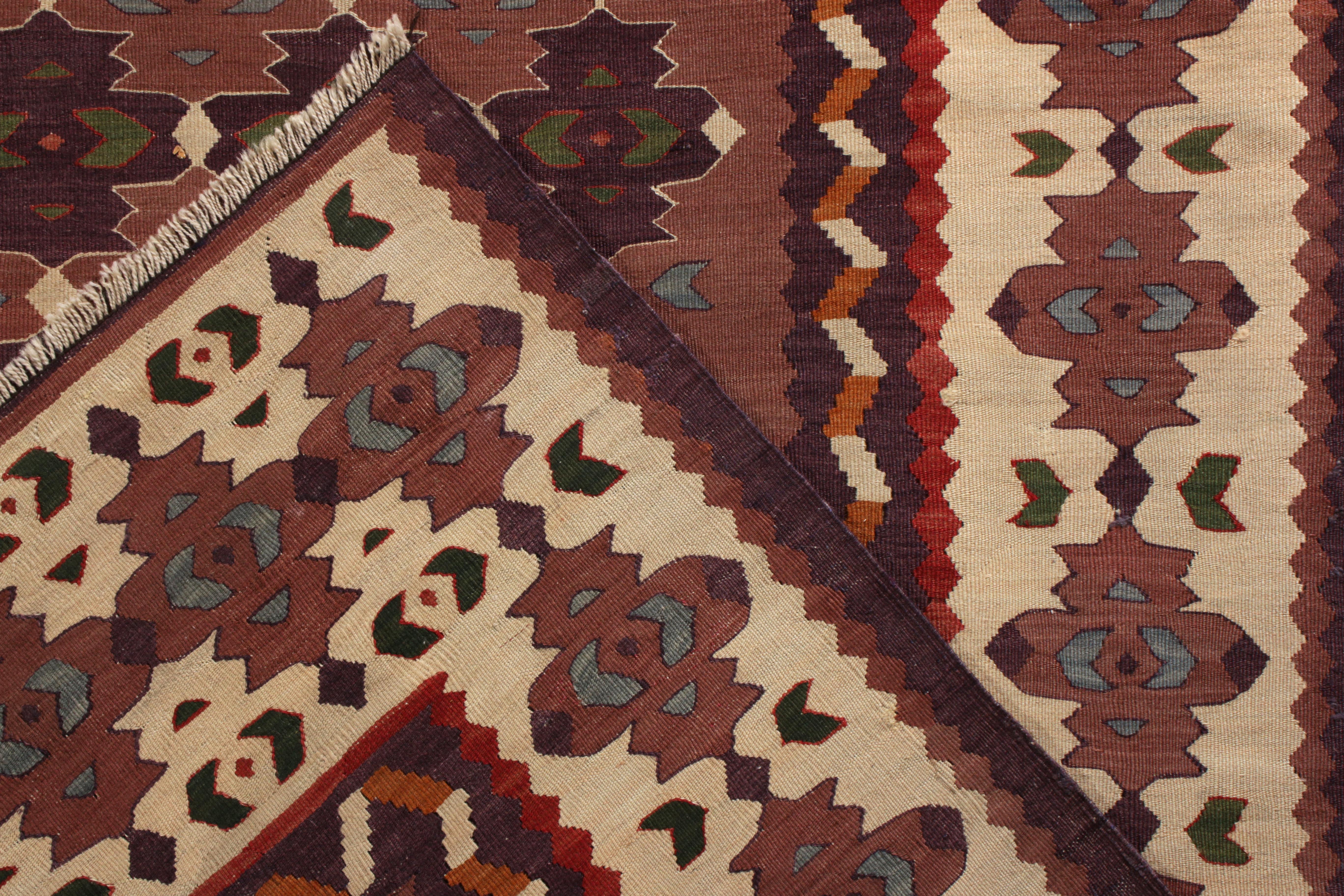 Noué à la main Tapis Kilim vintage tissé à la main à motif géométrique beige-marron par Rug & Kilim en vente