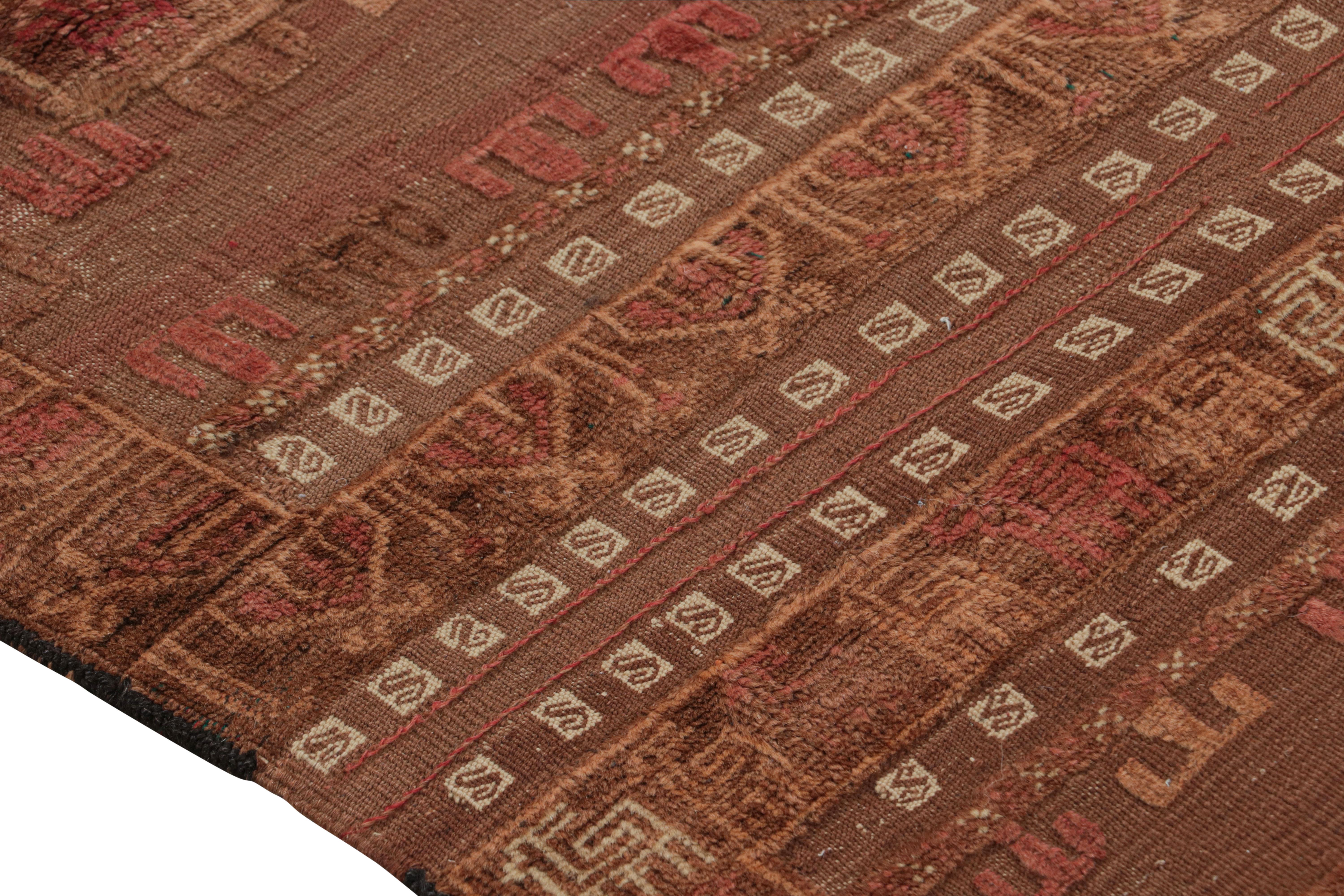 Handgewebter Vintage-Kelim-Teppich in braunem Stammes-Geometrischem Muster von Rug & Kilim (Sonstiges) im Angebot