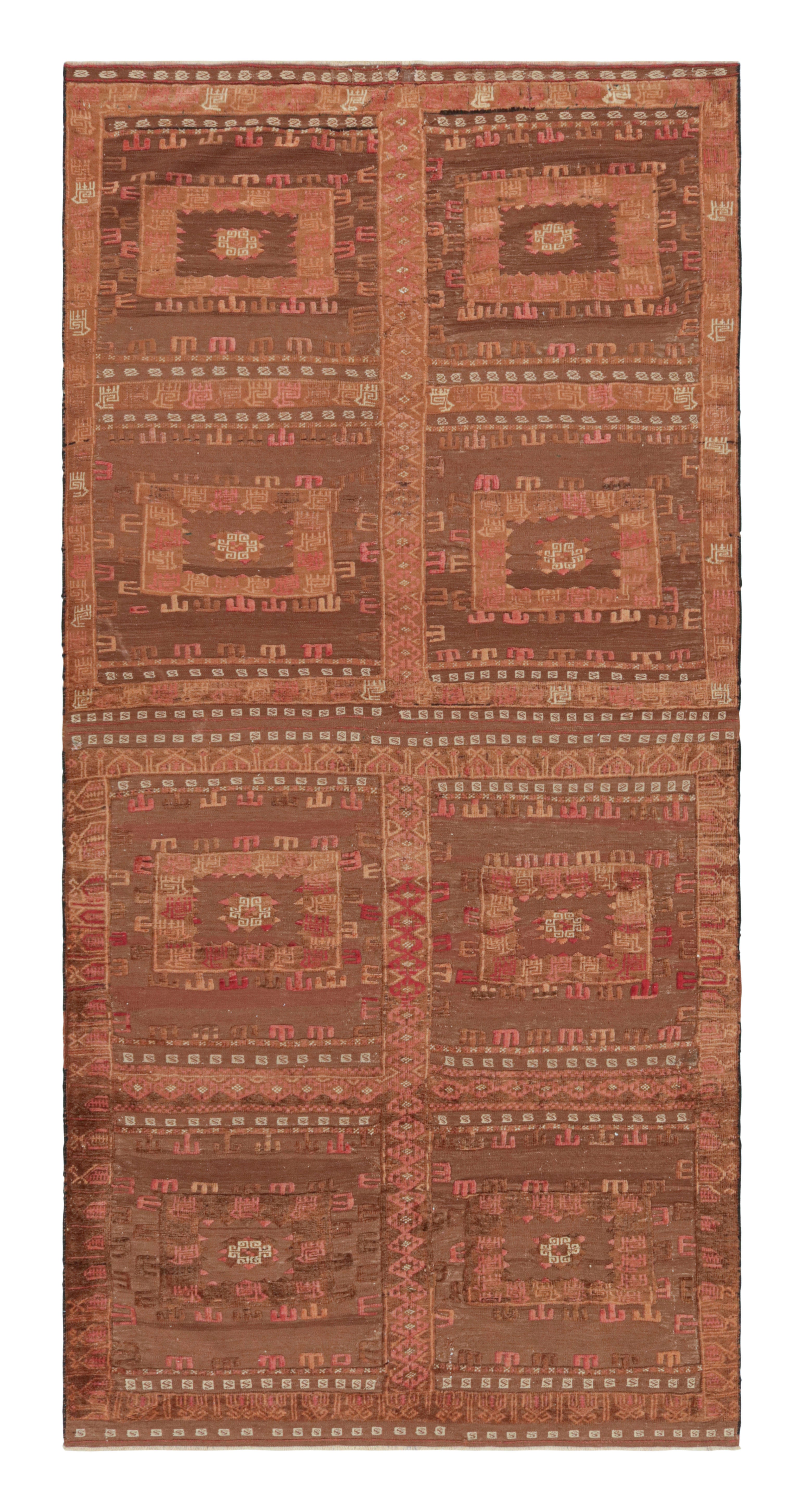 Handgewebter Vintage-Kelim-Teppich in braunem Stammes-Geometrischem Muster von Rug & Kilim im Angebot