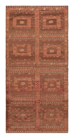 Handgewebter Vintage-Kelim-Teppich in braunem Stammes-Geometrischem Muster von Rug & Kilim