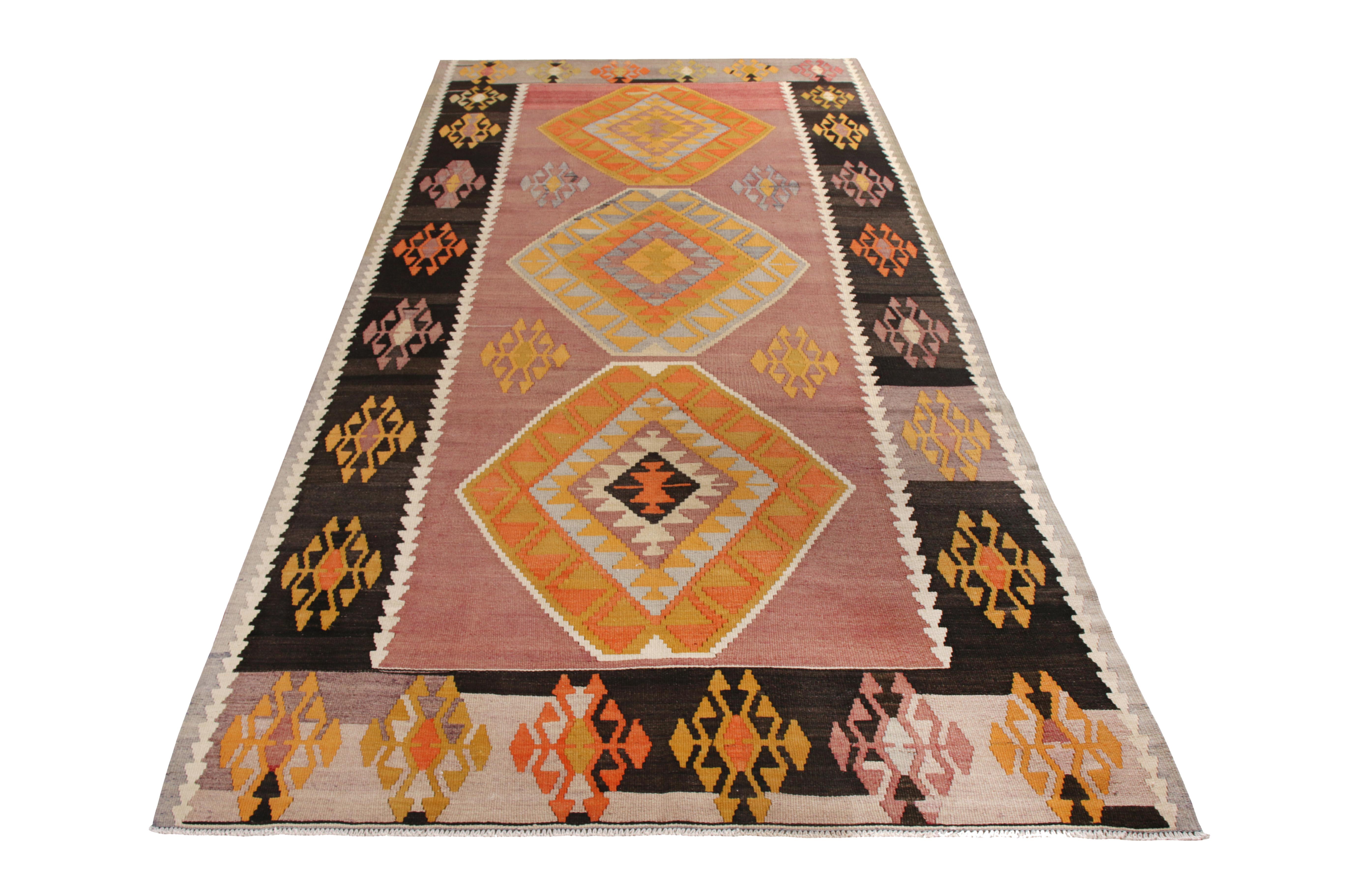 Dieser 5 x 12 Kilim-Teppich ist die neueste Vintage-Ergänzung der renommierten Kilim- und Flachgewebe-Kollektion von Rug & Kilim. Dieses Sammlerstück aus handgewebter Wolle aus der Türkei (ca. 1950-1960) ist auf zwei Seiten mit einer kühnen Bordüre