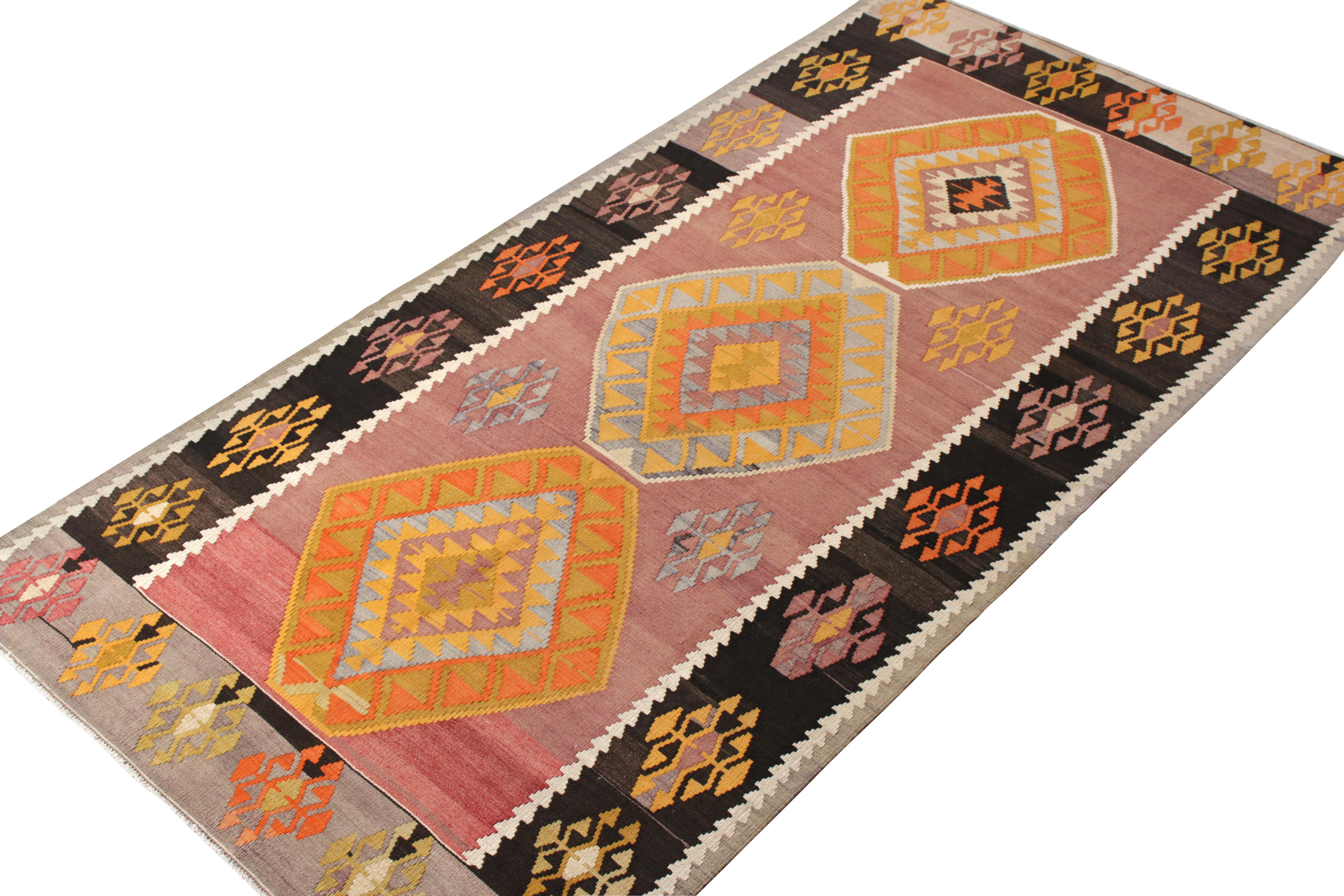 Handgewebter Vintage-Kelim-Teppich in Gold mit geometrischem Medaillonmuster von Teppich & Kelim (Stammeskunst) im Angebot