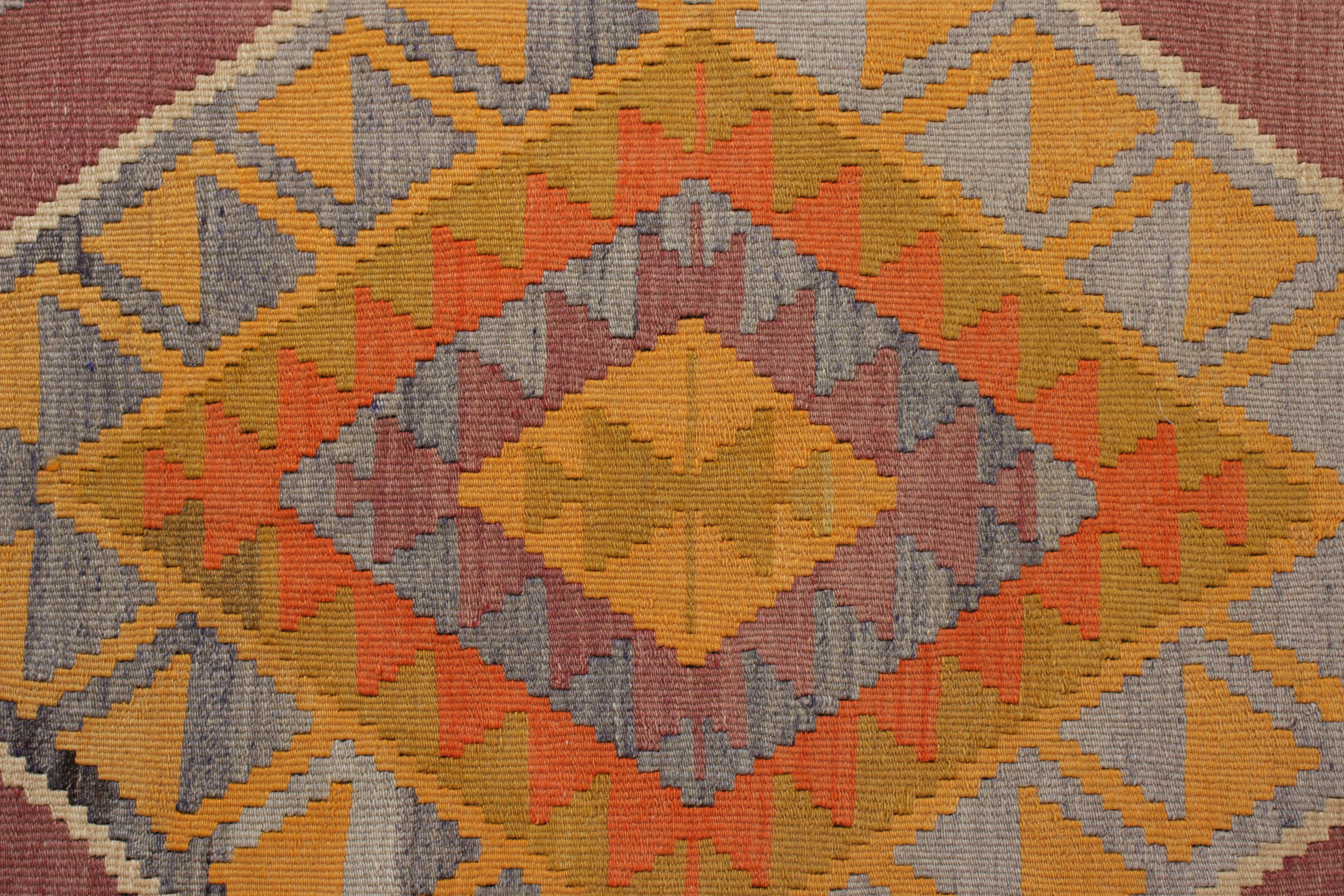 Handgewebter Vintage-Kelim-Teppich in Gold mit geometrischem Medaillonmuster von Teppich & Kelim (Türkisch) im Angebot